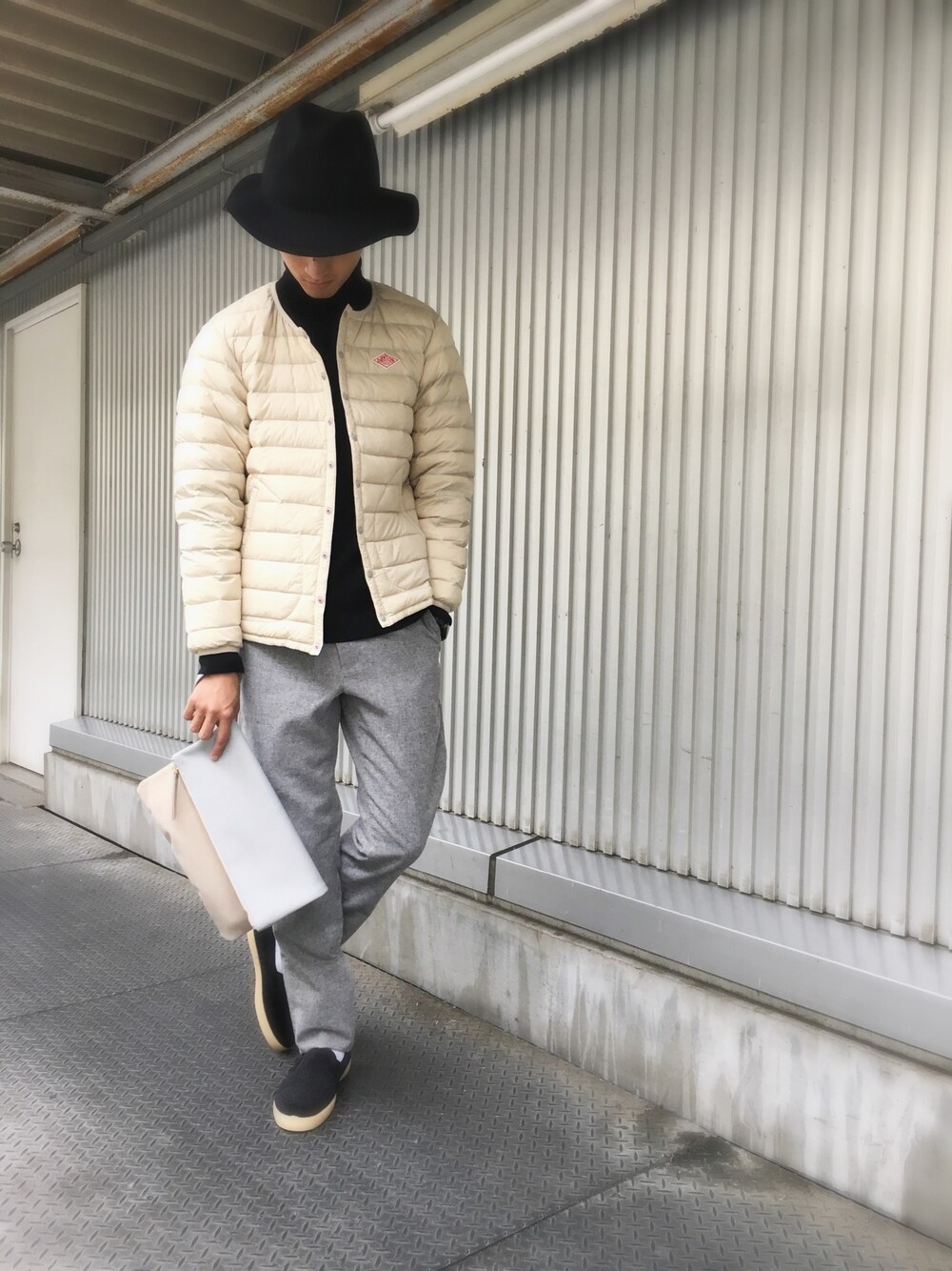 ホワイト系のジャケット/アウター、ブラック系のトップス、グレー系のその他パンツを着用したメンズの秋コーディネートの1枚目の写真