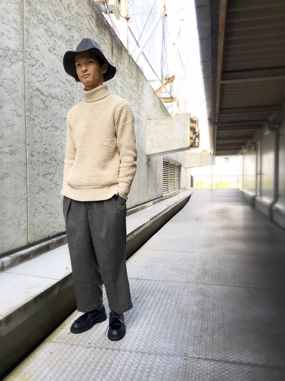 ベージュ系のニット/セーター、グレー系のその他パンツ、ブルー系のシューズを着用したメンズの秋コーディネートの1枚目の写真