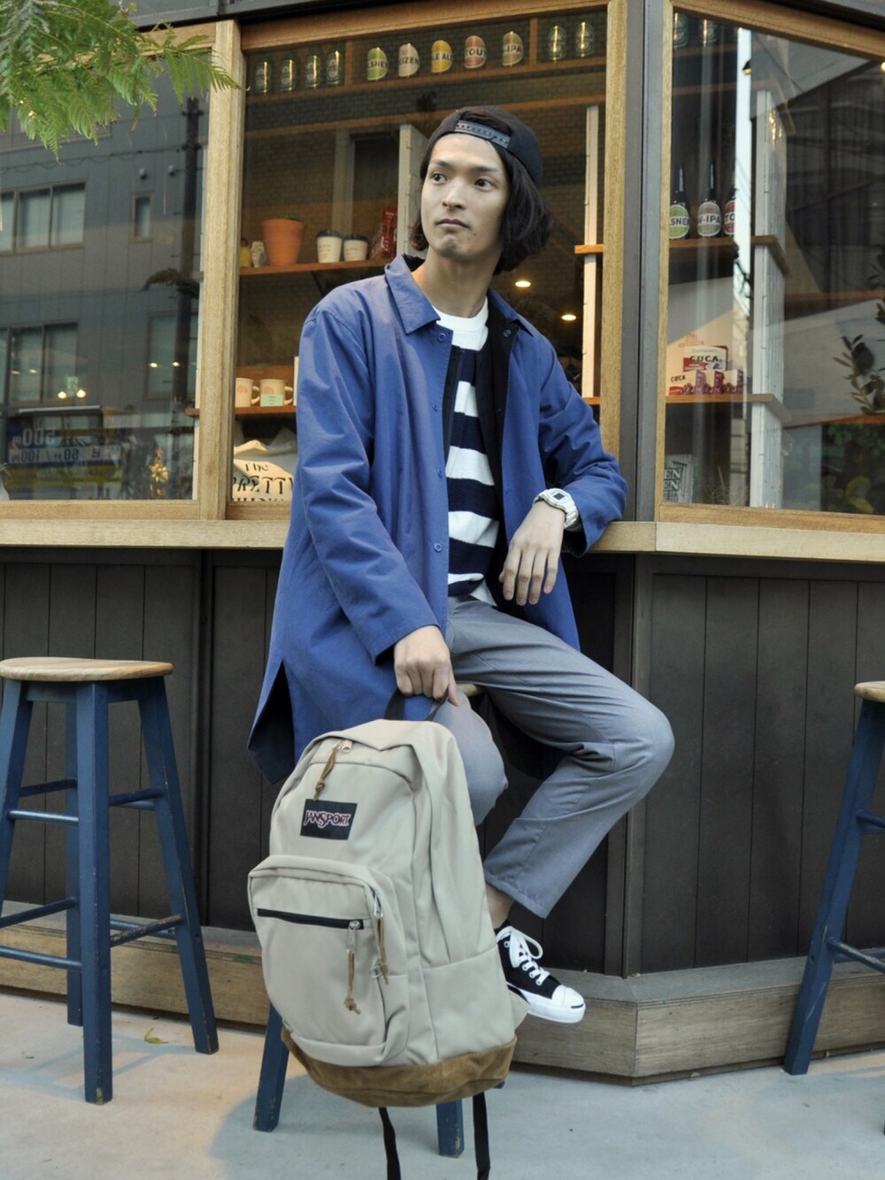 ブルー系のジャケット/アウター、ブルー系のベスト、その他のスニーカーを着用したメンズの春コーディネートの1枚目の写真