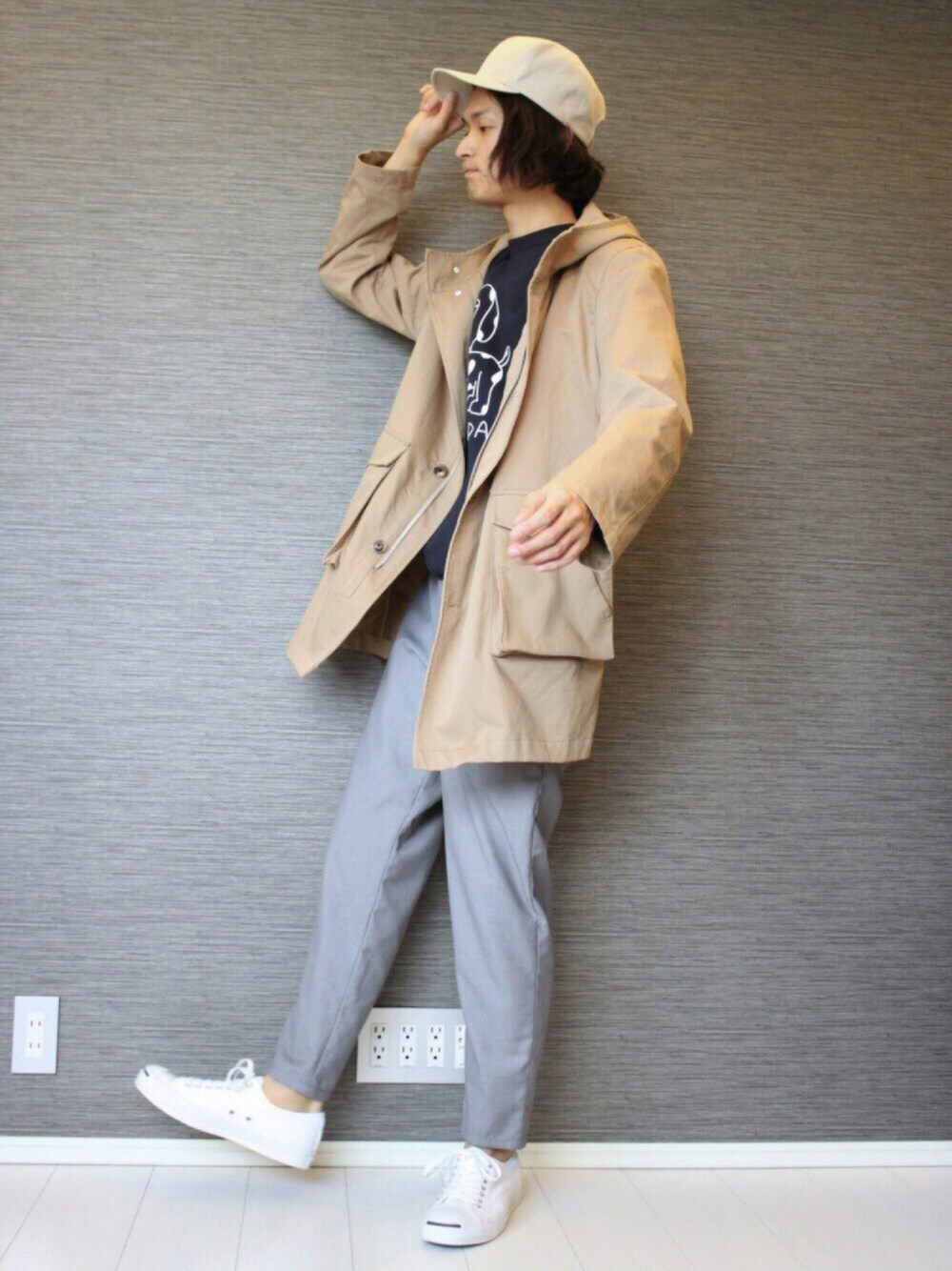 ベージュ系のステンカラーコート、その他のスニーカー、ブルー系のスウェットを着用したメンズの春コーディネートの1枚目の写真