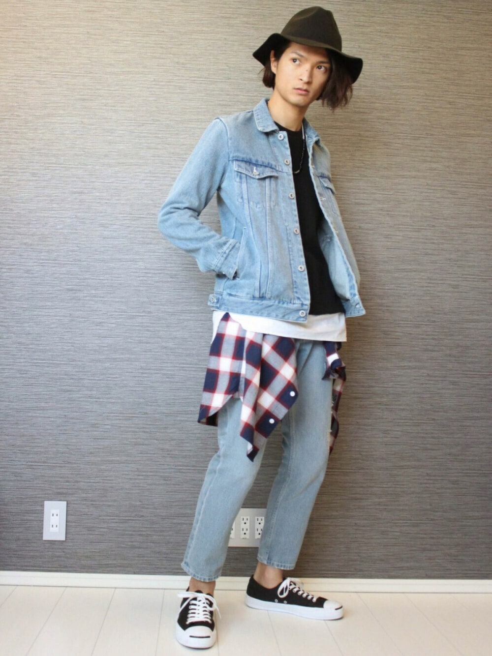 ブラック系のニット/セーター、ブルー系のデニムジャケット、その他のスニーカーを着用したメンズの春コーディネートの1枚目の写真