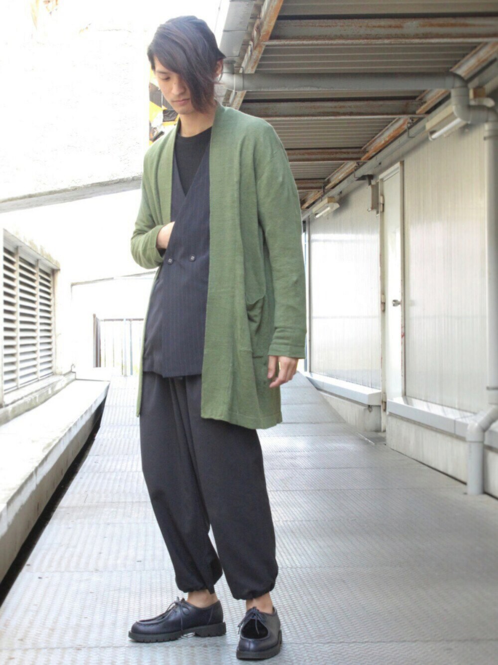 グリーン系のカーディガン/ボレロ、ブルー系のその他パンツ、ブルー系のシューズを着用したメンズの春コーディネートの1枚目の写真