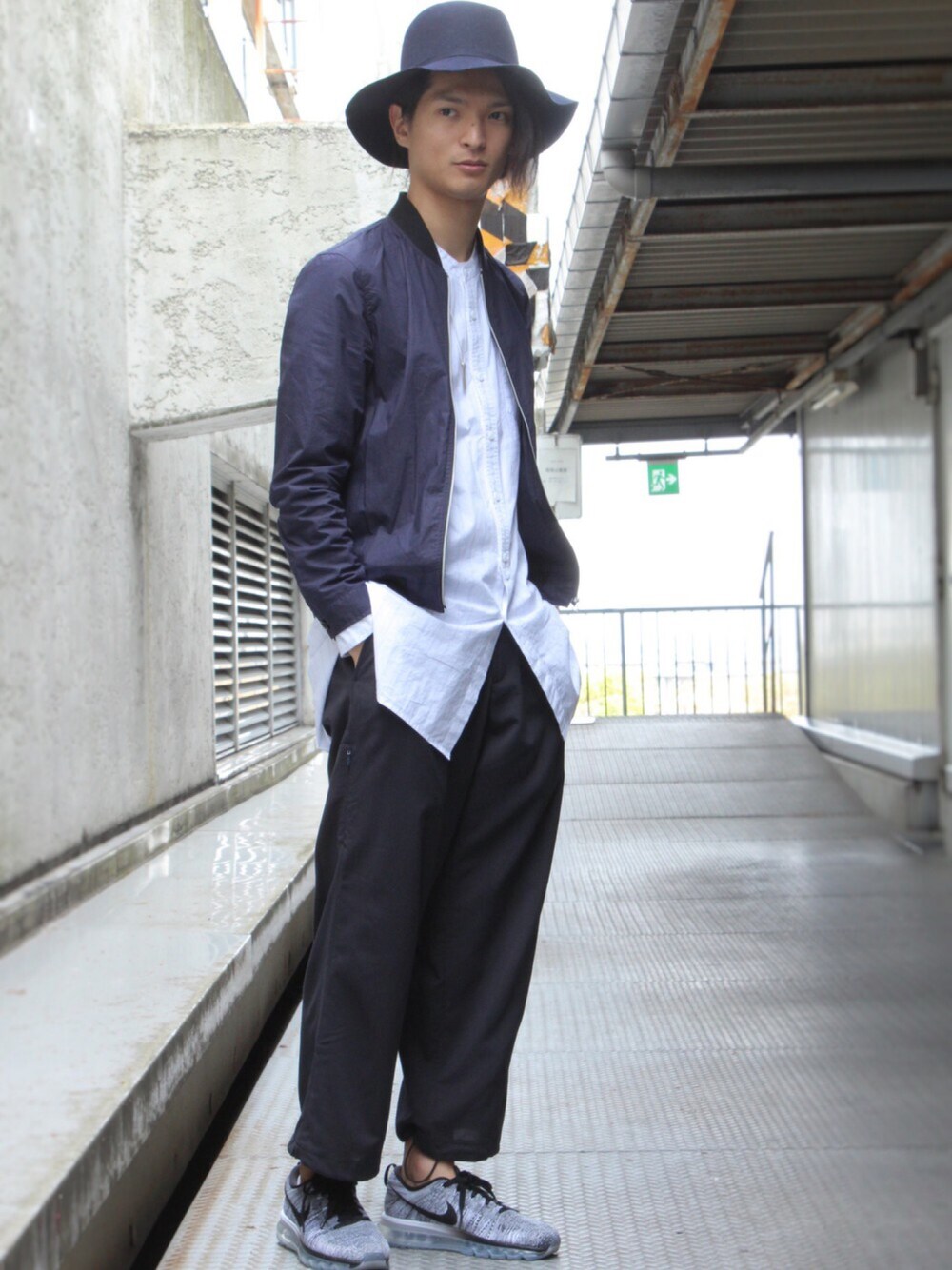 ブルー系のスタジャン、ブラック系のスニーカー、ブルー系のその他パンツを着用したメンズの春コーディネートの1枚目の写真