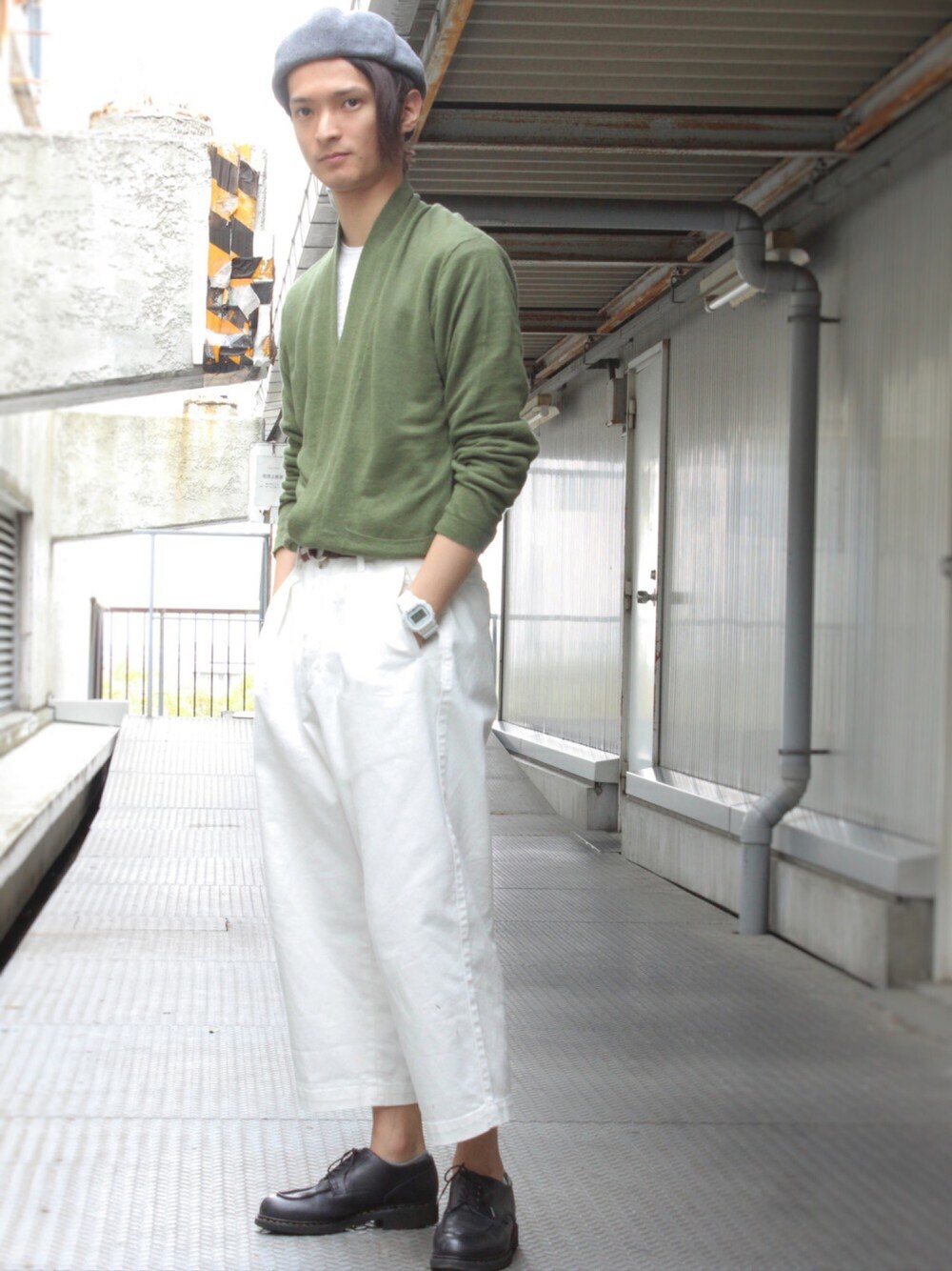 グリーン系のカーディガン/ボレロ、ホワイト系のTシャツ/カットソー、ブルー系のシューズを着用したメンズの春コーディネートの1枚目の写真