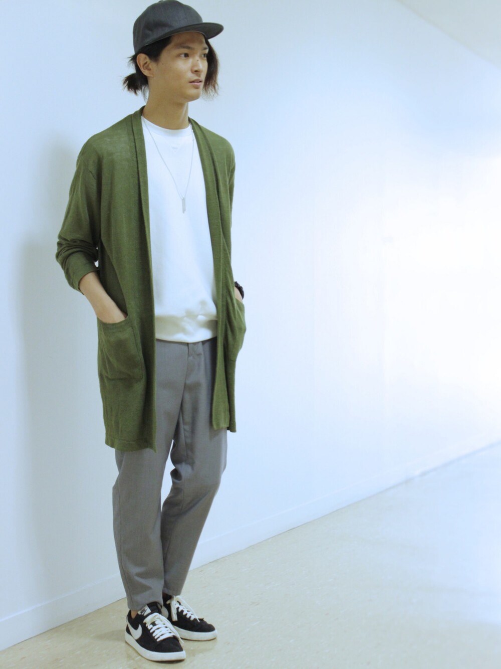 ホワイト系のトップス、ブラック系のスニーカー、グレー系のその他パンツを着用したメンズの春コーディネートの1枚目の写真