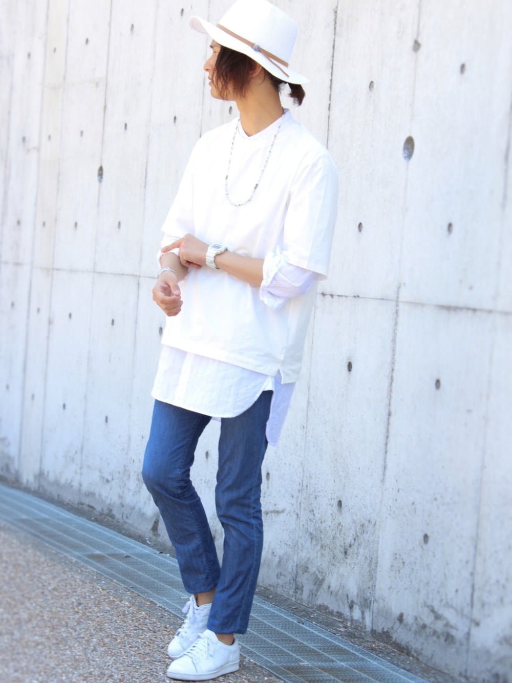 ホワイト系のTシャツ/カットソー、ホワイト系のシャツ/ブラウス、ブルー系のパンツを着用したメンズの春コーディネートの1枚目の写真