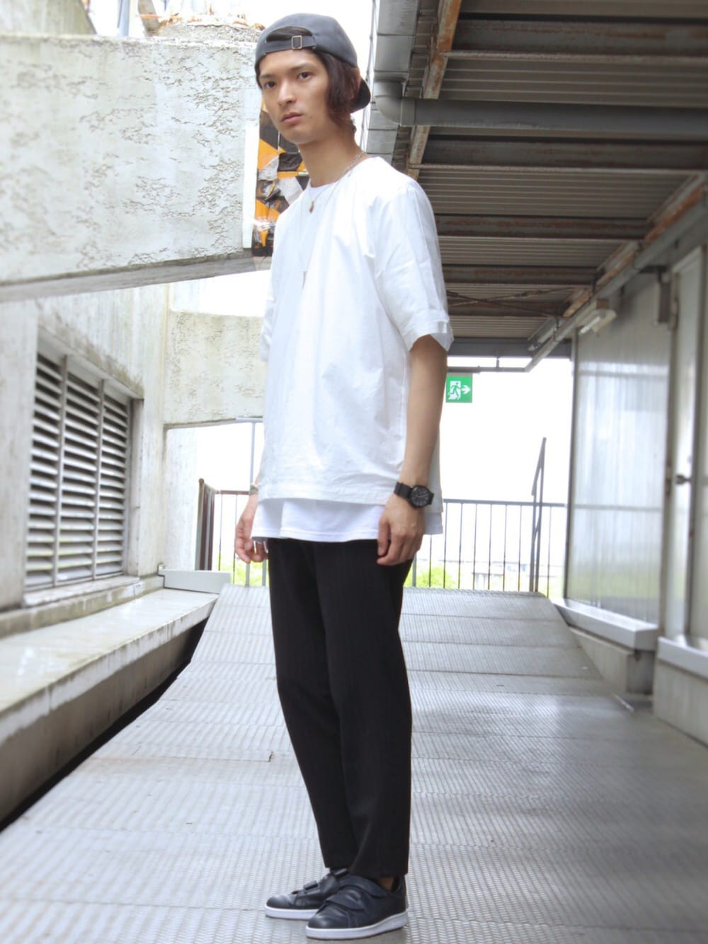 ホワイト系のTシャツ/カットソー、ブルー系のその他パンツ、ブルー系のスニーカーを着用したメンズの春コーディネートの1枚目の写真