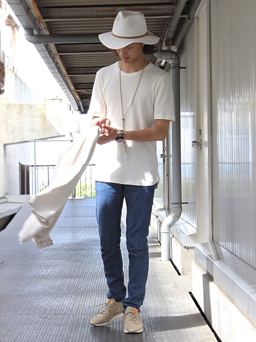 ホワイト系のTシャツ/カットソー、ブルー系のデニムパンツ、グレー系のMA-1を着用したメンズの夏コーディネートの1枚目の写真