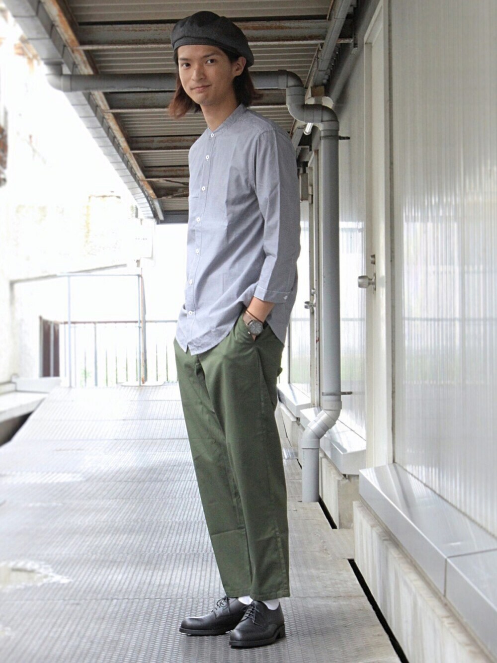 ブルー系のシャツ/ブラウス、グリーン系のその他パンツ、ブラック系のその他シューズを着用したメンズの夏コーディネートの1枚目の写真