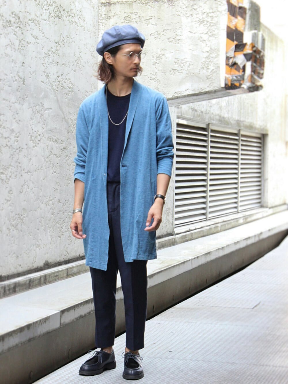 ブルー系のTシャツ/カットソー、ブルー系のシューズ、ブルー系のカーディガン/ボレロを着用したメンズの夏コーディネートの1枚目の写真
