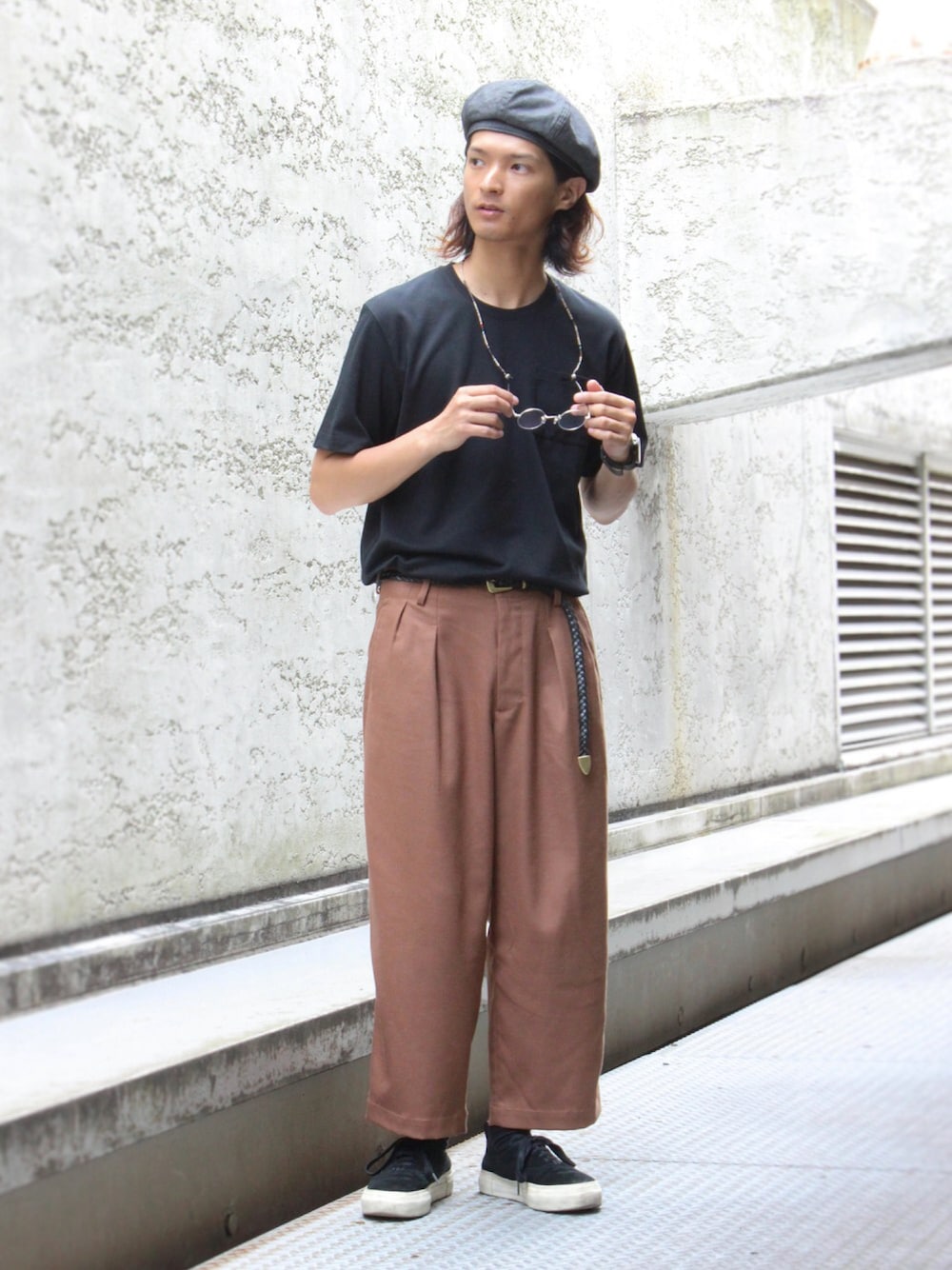 「Junred、ワイドパンツ、タックイン、ブラウン×ブラック、ベレー帽、ベレー帽×メガネ、メガネ男子、EYTYS、シンプル、秋色」｜「JUNREDのデニムライクベレー帽（ハンチング/ベレー帽、ブラック系）」を使った、KURE.さん（メンズ・174cm）の夏コーディネートの1枚目の写真