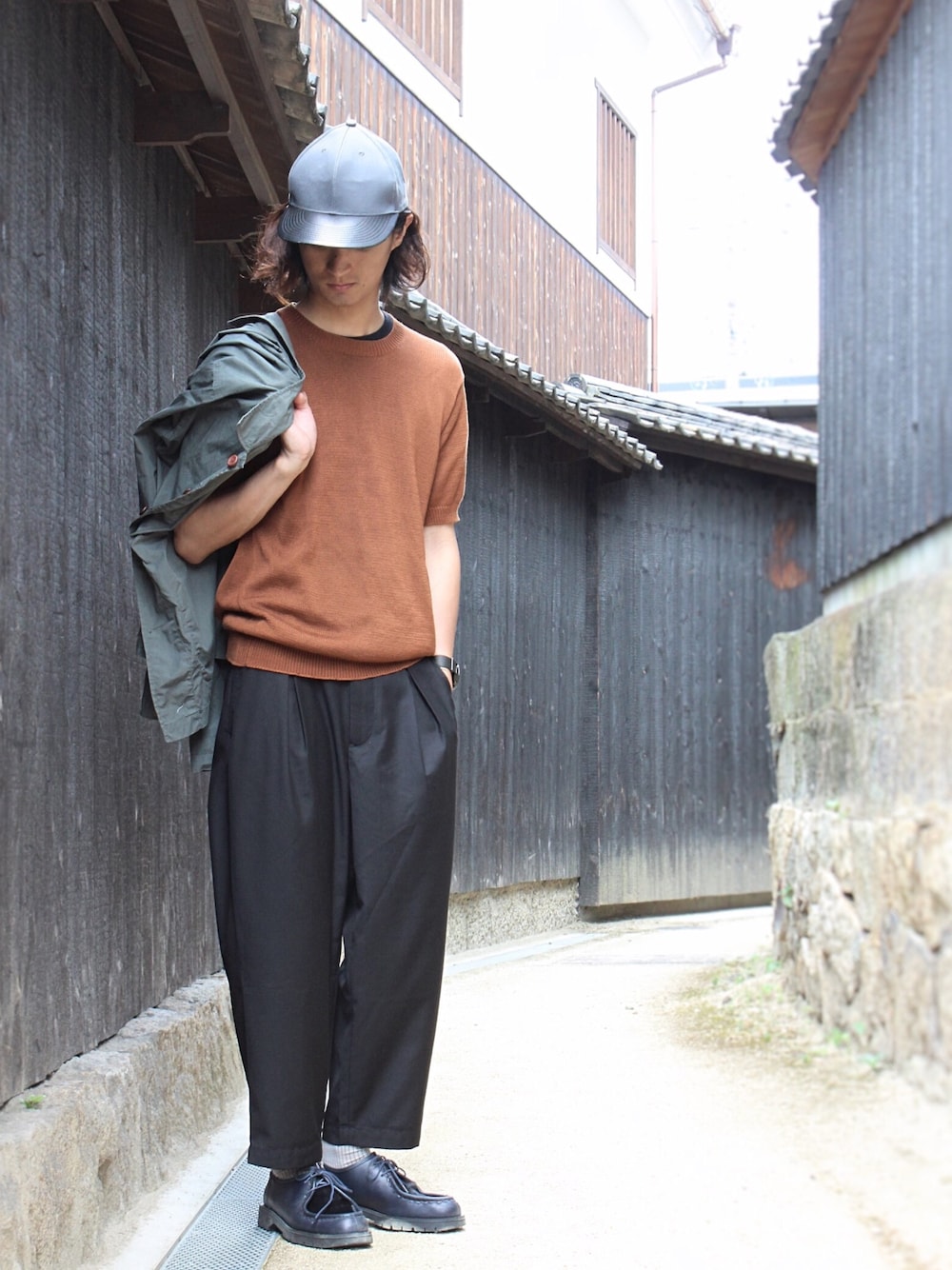 ブラック系のその他パンツ、ブラウン系のTシャツ/カットソー、ブルー系のシューズを着用したメンズの夏コーディネートの1枚目の写真