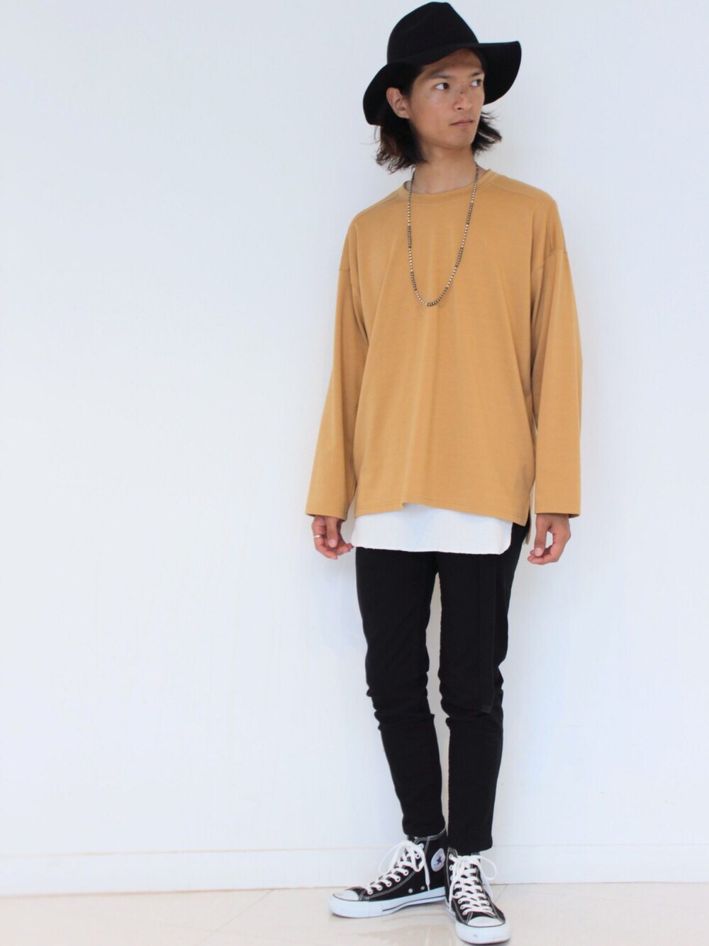 ベージュ系のTシャツ/カットソー、ホワイト系のTシャツ/カットソー、ブラック系のその他パンツを着用したメンズの秋コーディネートの1枚目の写真