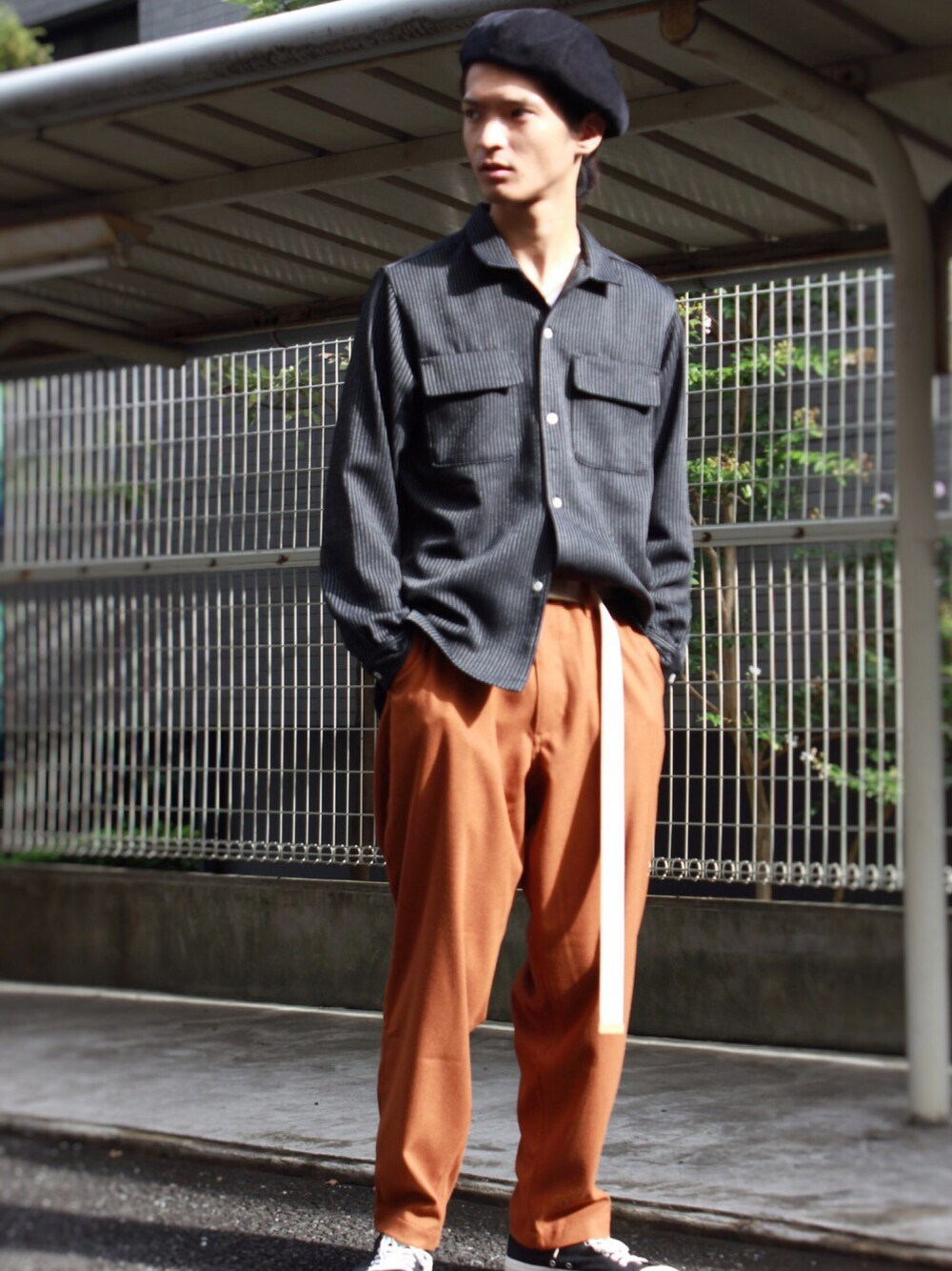 ブラック系のシャツ/ブラウス、ブラウン系のその他パンツ、その他のスニーカーを着用したメンズの秋コーディネートの1枚目の写真