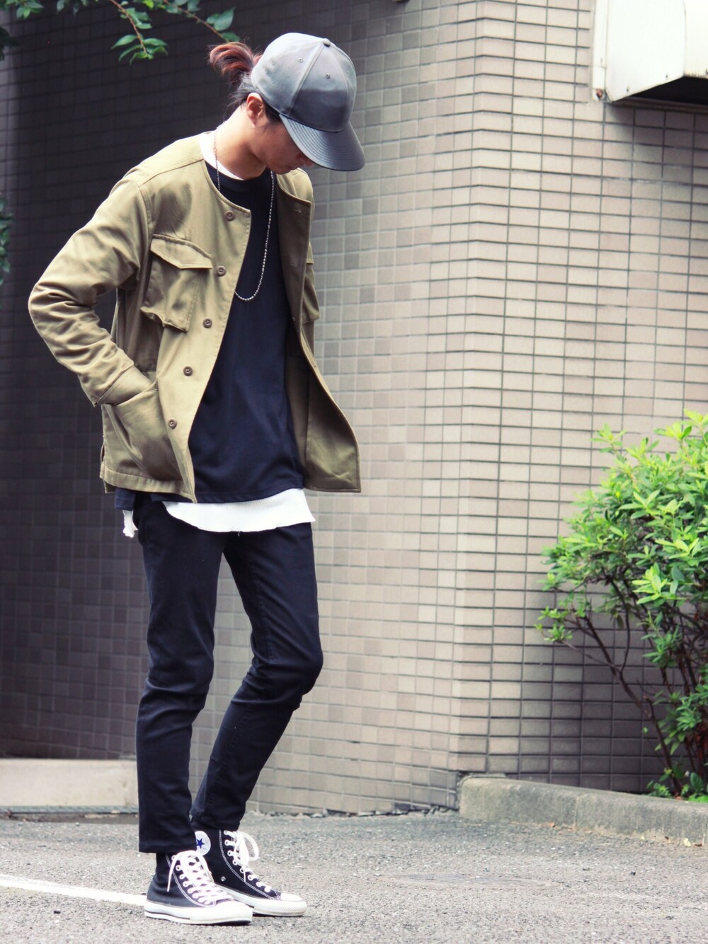 ブラック系のTシャツ/カットソー、ホワイト系のTシャツ/カットソー、ブラック系のその他パンツを着用したメンズの秋コーディネートの1枚目の写真