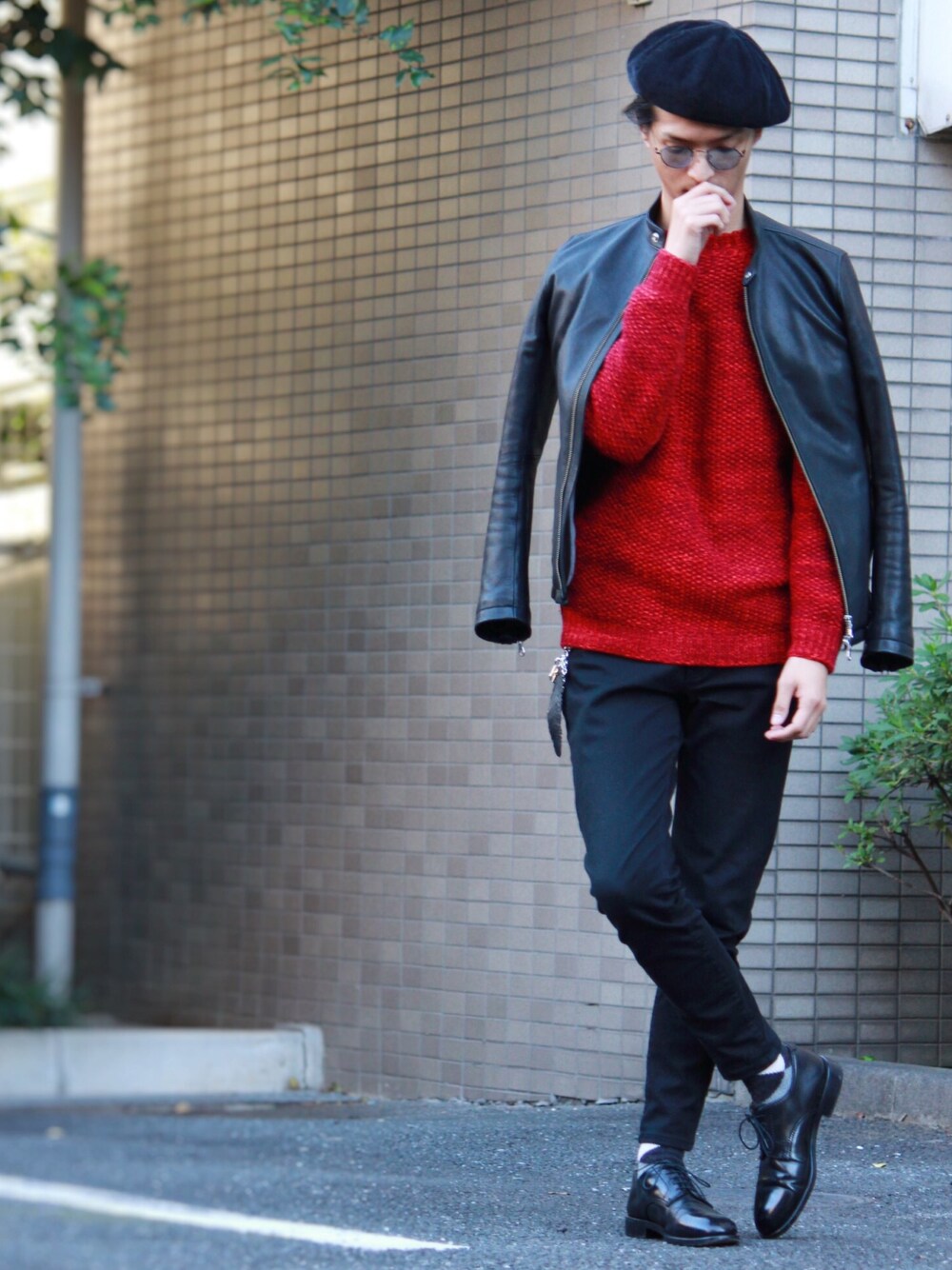 レッド系のニット/セーター、ブラック系のライダースジャケット、ブラック系のその他パンツを着用したメンズの秋コーディネートの1枚目の写真