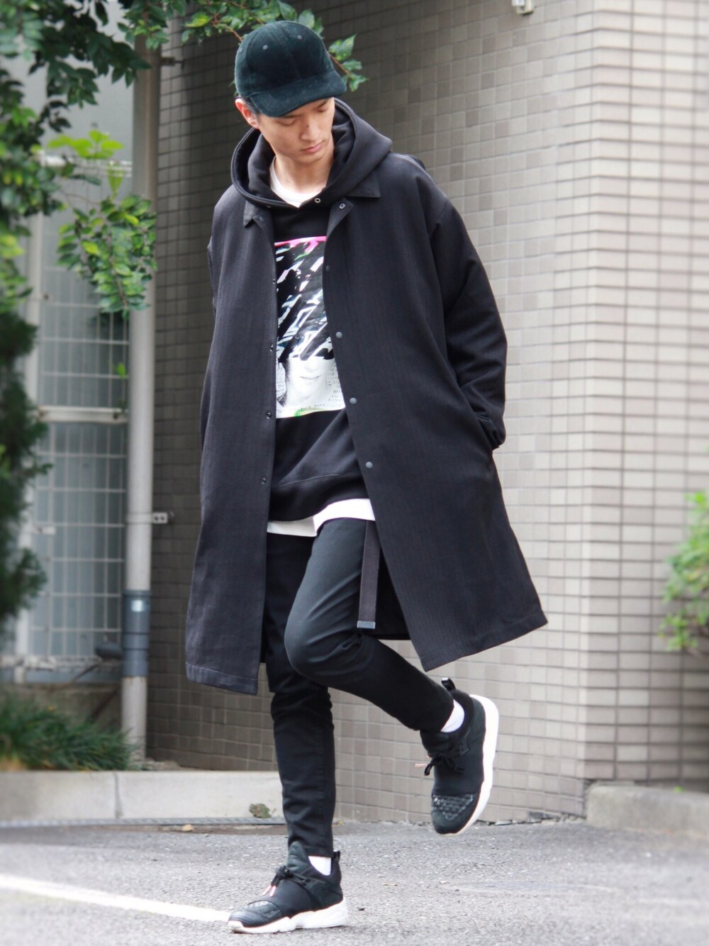 ブラック系のパーカー、ホワイト系のTシャツ/カットソー、ブラック系のその他パンツを着用したメンズの秋コーディネートの1枚目の写真