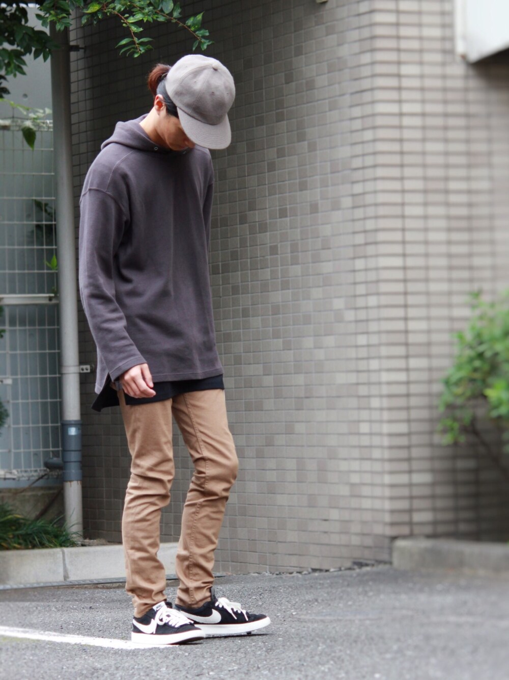 ブラック系のパーカー、ブラック系のTシャツ/カットソー、ブラウン系のその他パンツを着用したメンズの秋コーディネートの1枚目の写真