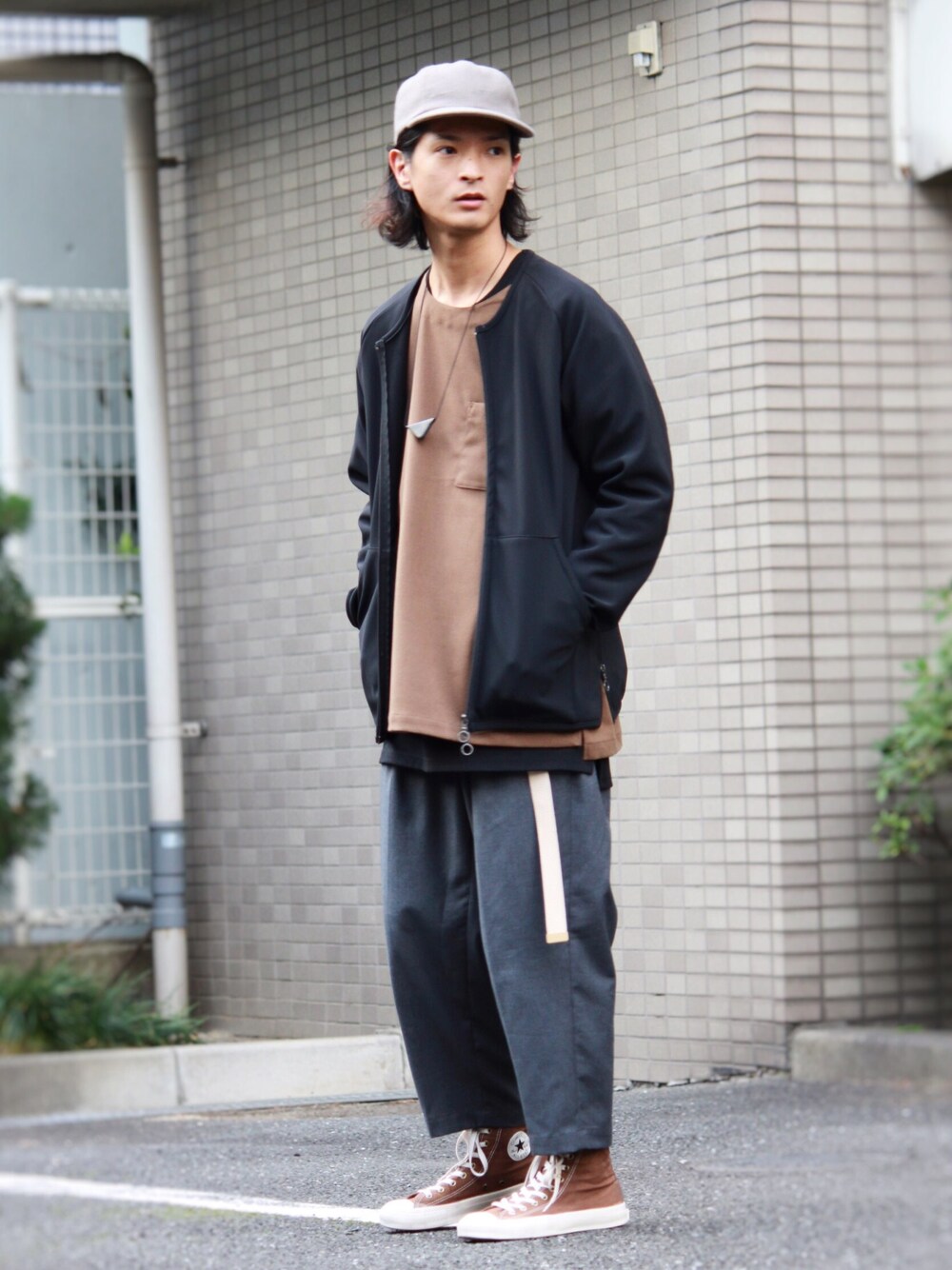 ブラウン系のTシャツ/カットソー、ブラック系のTシャツ/カットソー、ブラック系のジャケット/アウターを着用したメンズの冬コーディネートの1枚目の写真