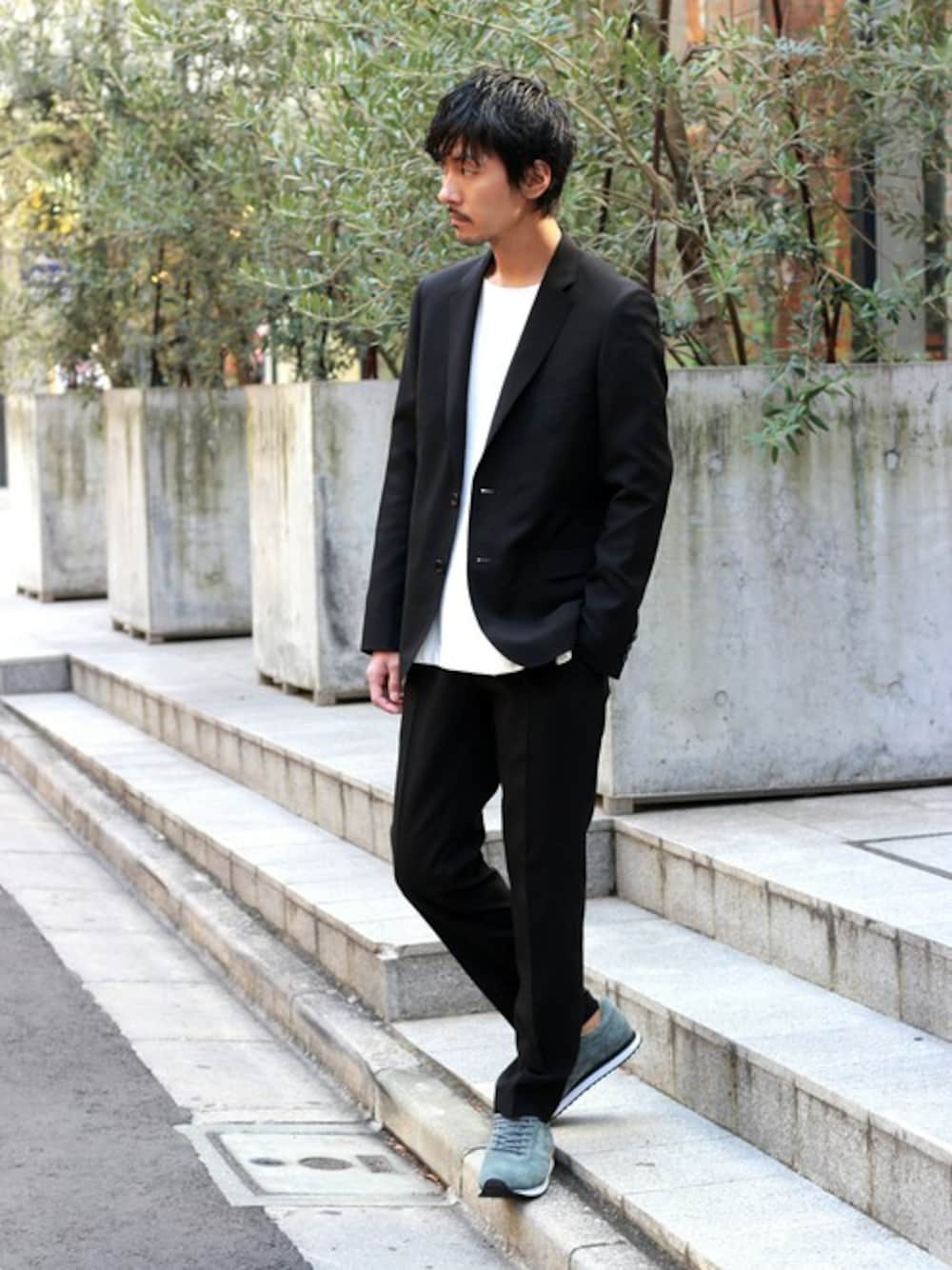 黒の防シワジャケットセットアップに白Tシャツとスニーカーを合わせた大人のカジュアルコーデ