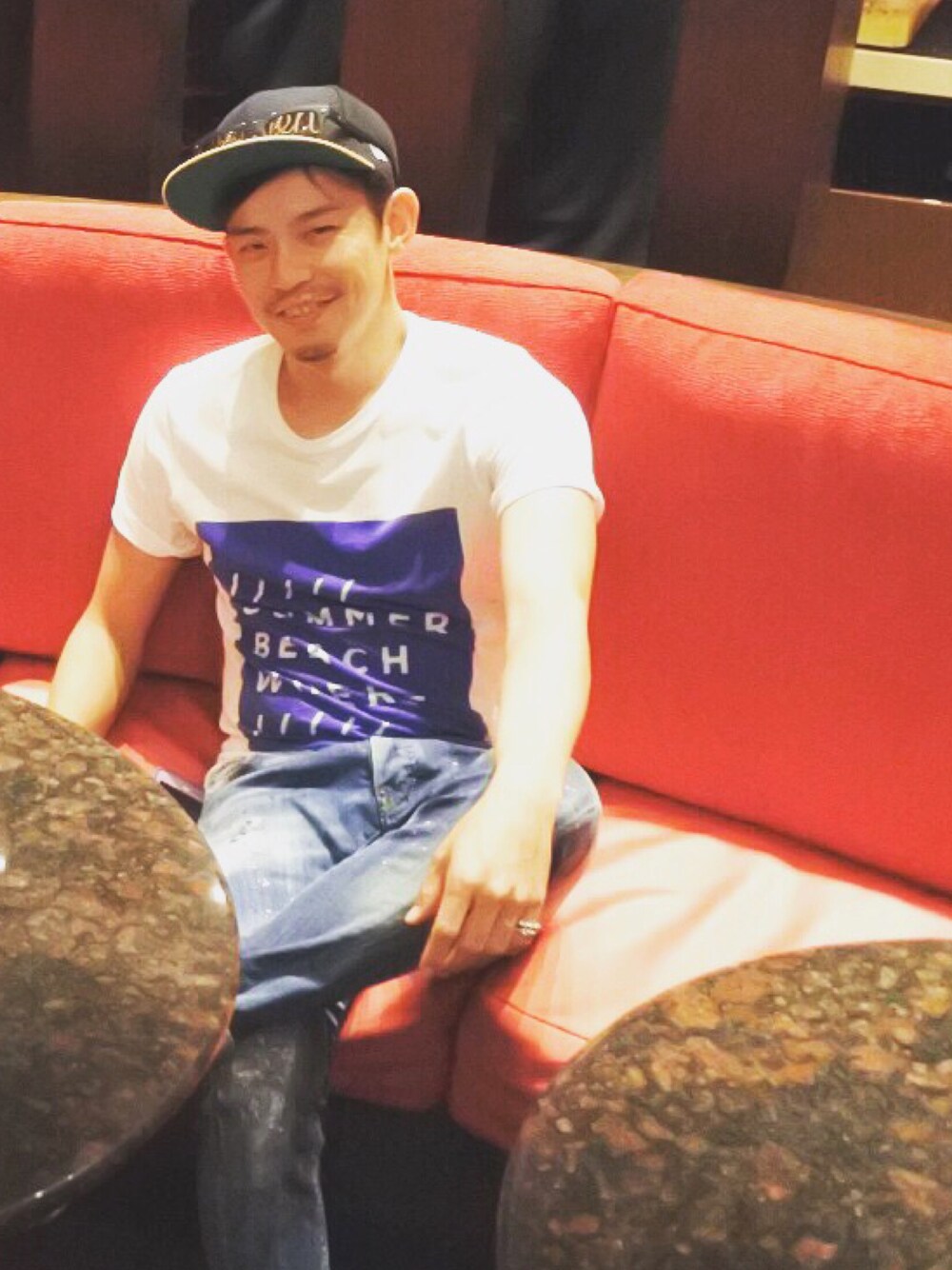 「Maison Kitsuneの【KITSUNE x NEW ERA】59 FIFTY (NAVY/RED)（キャップ、ブルー系）」を使った、Simon Keyさん（メンズ・169cm）の夏コーディネートの1枚目の写真