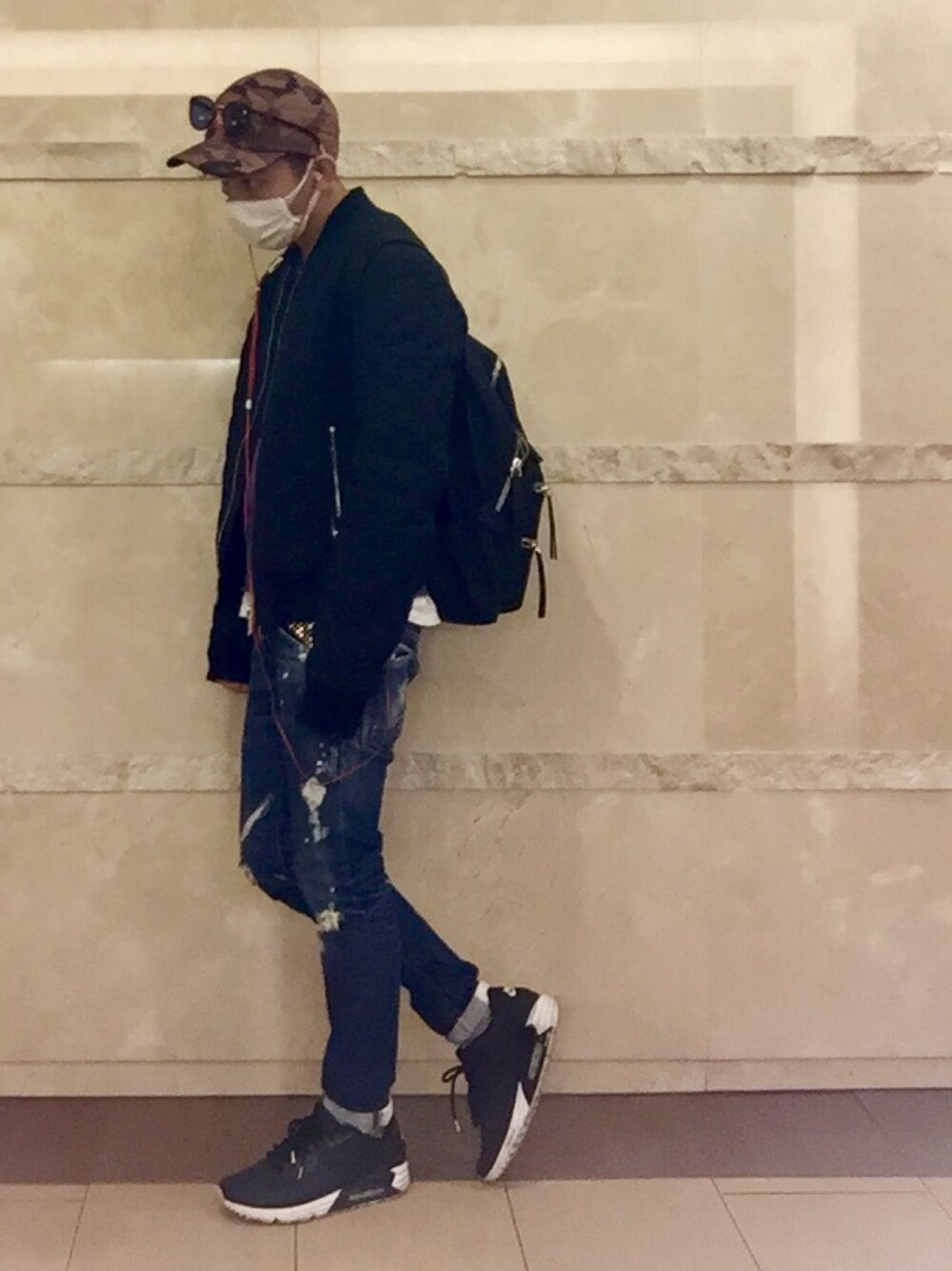 「秋のコーデ、street、lucien pellat-finet、JUSTcavalli、デニム、きれいめカジュアル、ニット、さむい、☺︎、かぜっぴき」｜「Supreme のアイテム（キャップ、ブラウン系）」を使った、Simon Keyさん（メンズ・169cm）の秋コーディネートの1枚目の写真