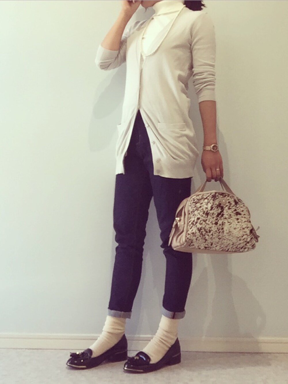 ホワイト系のニット/セーター、その他のショルダーバッグ、ブルー系のデニムパンツを着用したレディースの冬コーディネートの1枚目の写真