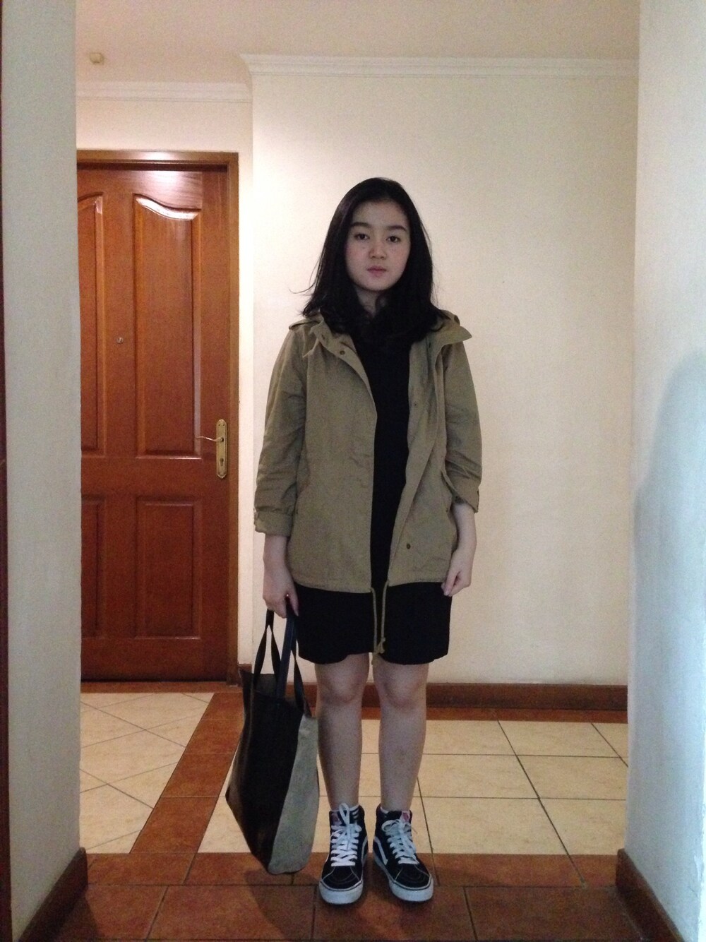 「UNIQLO、ZARA、MUJI、streetfashion、streetstyle、VANS」｜「mujiのアイテム（マウンテンパーカー、ブラウン系）」を使った、michikowungkanaさん（レディース・160cm）の夏コーディネートの1枚目の写真