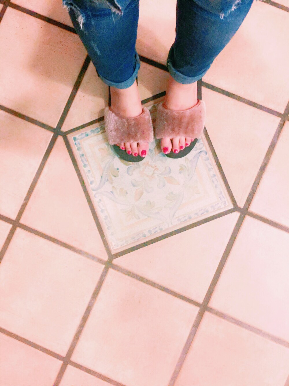 ベージュ系のサンダル、ブルー系のデニムパンツを着用したレディースの夏コーディネートの1枚目の写真