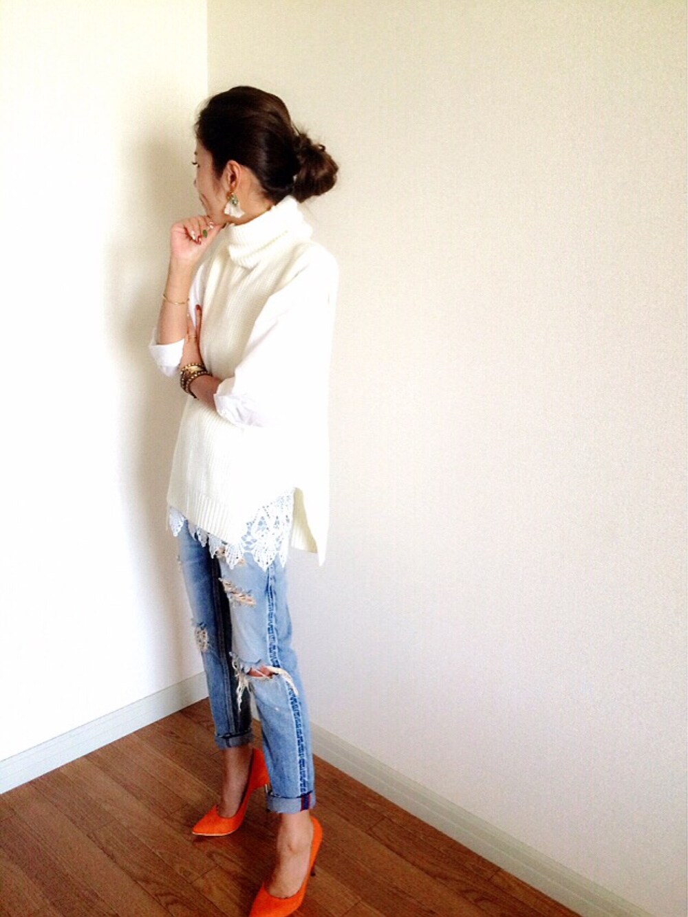 ホワイト系のニット/セーター、ホワイト系のシャツ/ブラウス、ブルー系のデニムパンツを着用したレディースの夏コーディネートの1枚目の写真