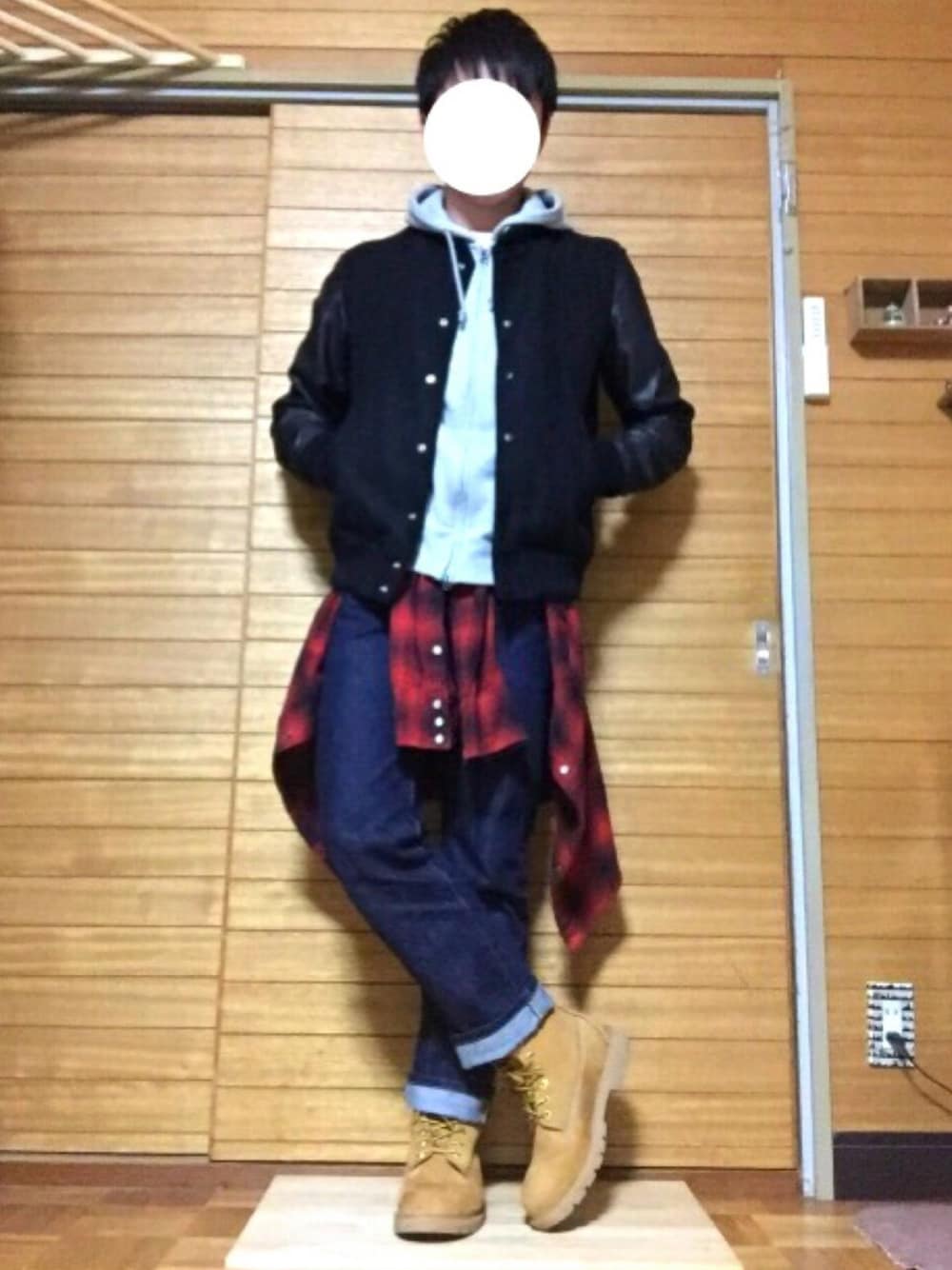 「スタジャン、パーカー、腰巻きスタイル、赤チェック、ストリート、ストリートMIX、デニム、リーバイス、ブーツ、ティンバーランド」｜「GUのアイテム（パーカー、グレー系）」を使った、ぬまやんさん（メンズ・167cm）の冬コーディネートの1枚目の写真