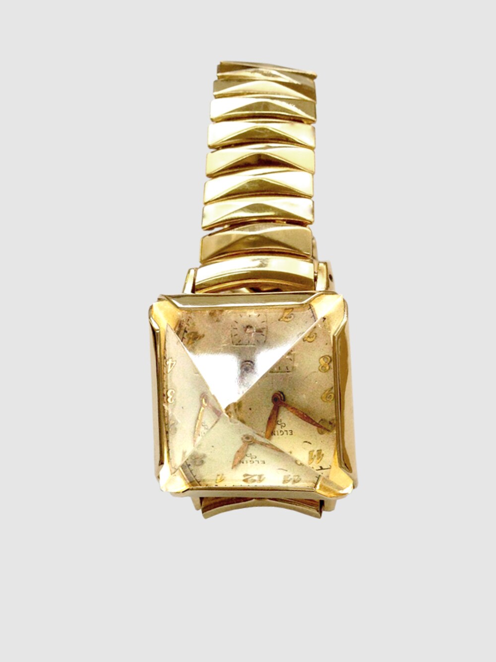 「 quartz、 silver watch、 quartz pyramid、 vintage watch、gold watch、 unearthen watch」｜「UNEARTHENのLarge Pyramid Watch（ブレスレット、シルバー系）」を使った、UNEARTHENさん（レディース・157cm）の夏コーディネートの1枚目の写真
