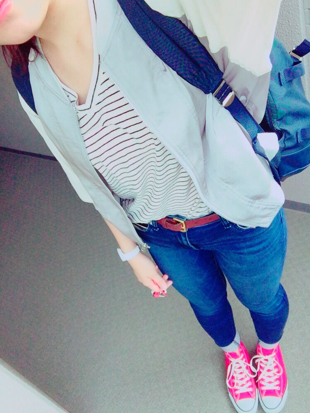 レッド系のスニーカー、ブルー系のデニムパンツ、ホワイト系のTシャツ/カットソーを着用したレディースの夏コーディネートの1枚目の写真