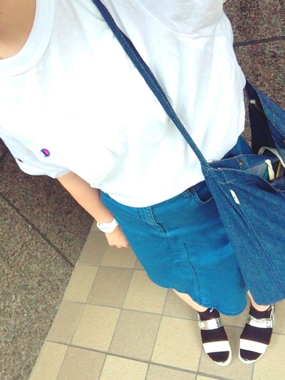 ホワイト系のTシャツ/カットソー、ブルー系のトートバッグ、シルバー系のサンダルを着用したレディースの夏コーディネートの1枚目の写真