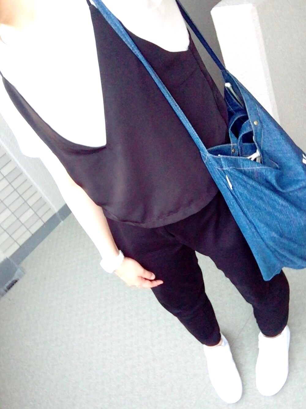 ブラック系のその他パンツ、ホワイト系のTシャツ/カットソー、ブルー系のトートバッグを着用したレディースの夏コーディネートの1枚目の写真