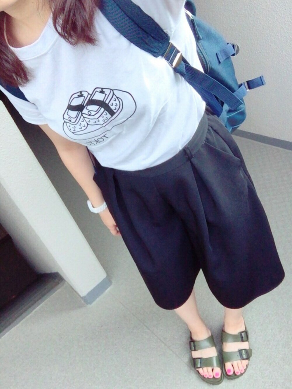 グリーン系のサンダル、ブラック系のその他パンツ、ホワイト系のTシャツ/カットソーを着用したレディースの夏コーディネートの1枚目の写真