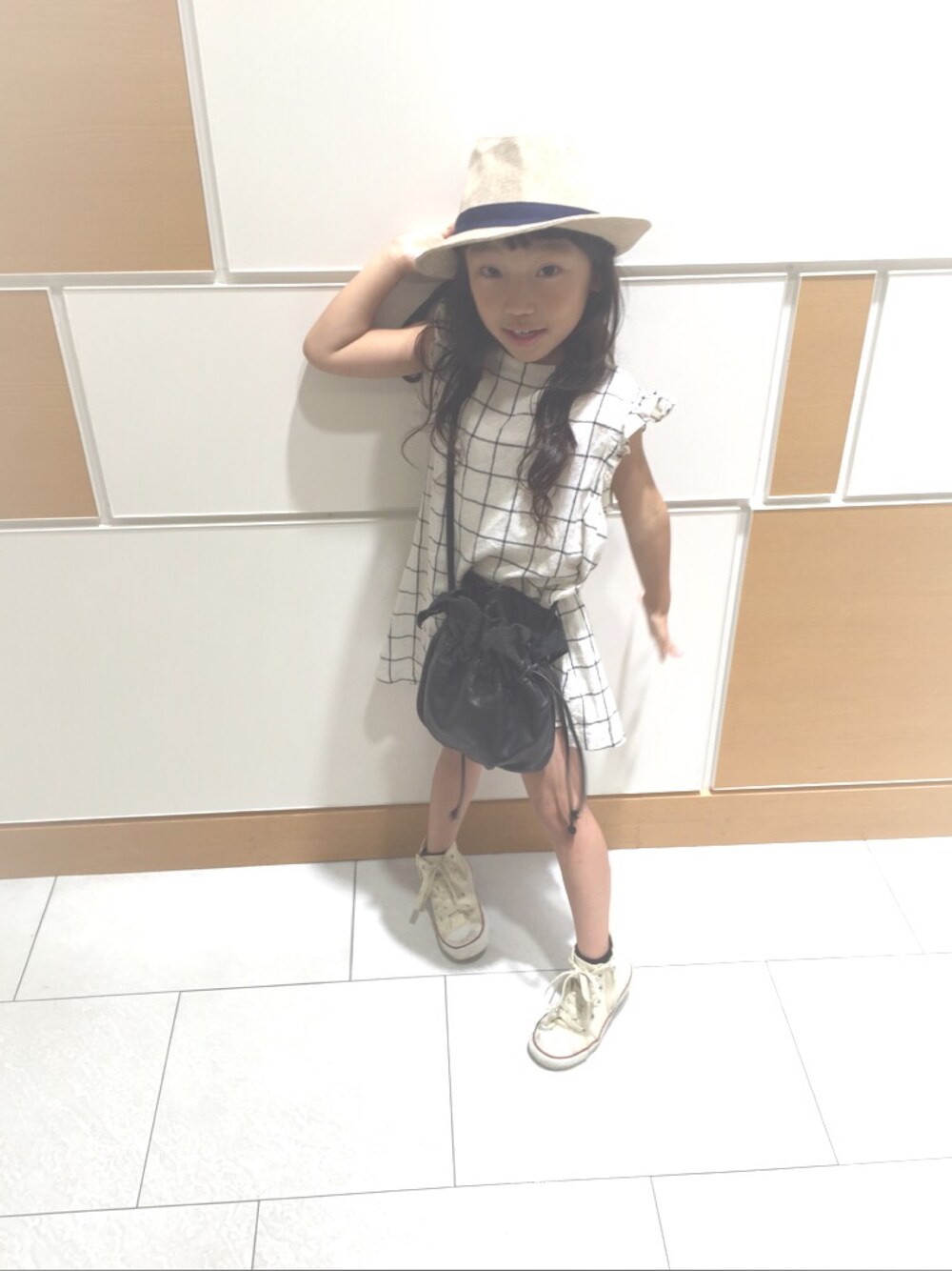「ハット、ハイカットスニーカー、コンバース、ワンピース、おんなのこ、kids、ショルダーバッグ、fun、キッズコーデ、キッズ」｜「FUNのアイテム（シャツ/ブラウス、ホワイト系）」を使った、yzさん（キッズ・100cm）の夏コーディネートの1枚目の写真