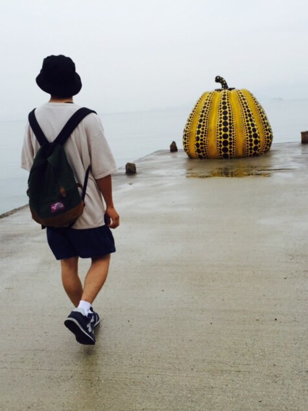 「CABANE de ZUCCa、かぼちゃ、直島」｜「RAGEBLUEのバケットHAT/559425（ハット、ブラック系）」を使った、shunsukeさん（メンズ・169cm）の夏コーディネートの1枚目の写真