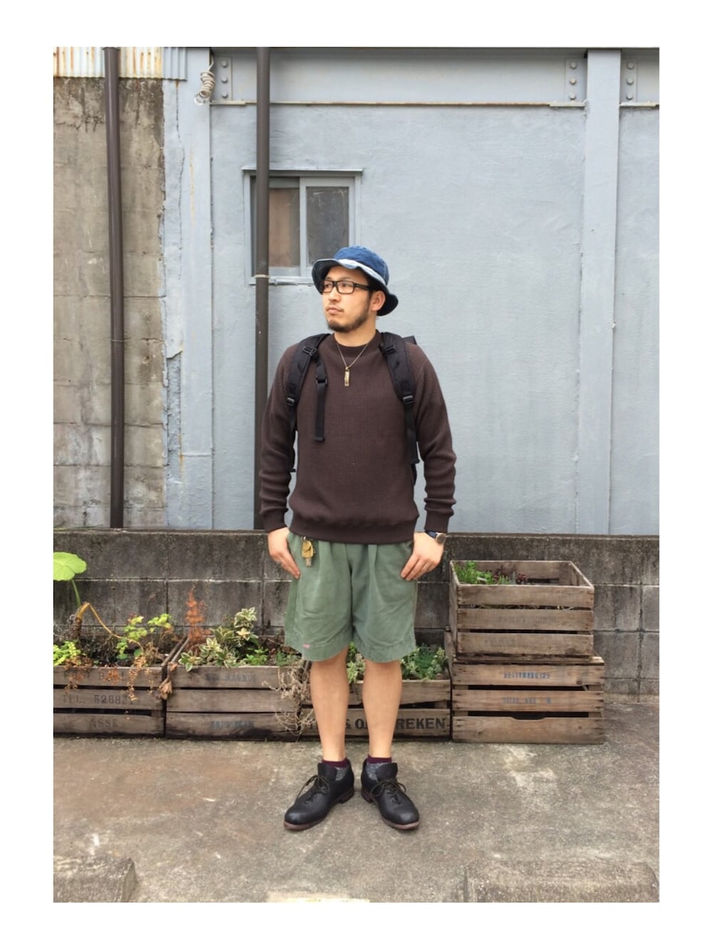 ブラウン系のスウェット、グリーン系のその他パンツ、ブラック系のその他シューズを着用したメンズの夏コーディネートの1枚目の写真