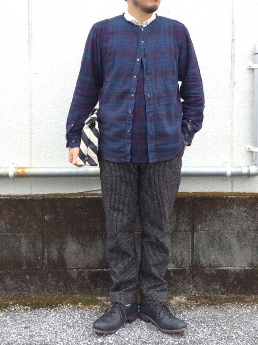 ブラック系のドレスシューズ、グレー系のその他パンツ、ブルー系のシャツ/ブラウスを着用したメンズの秋コーディネートの1枚目の写真