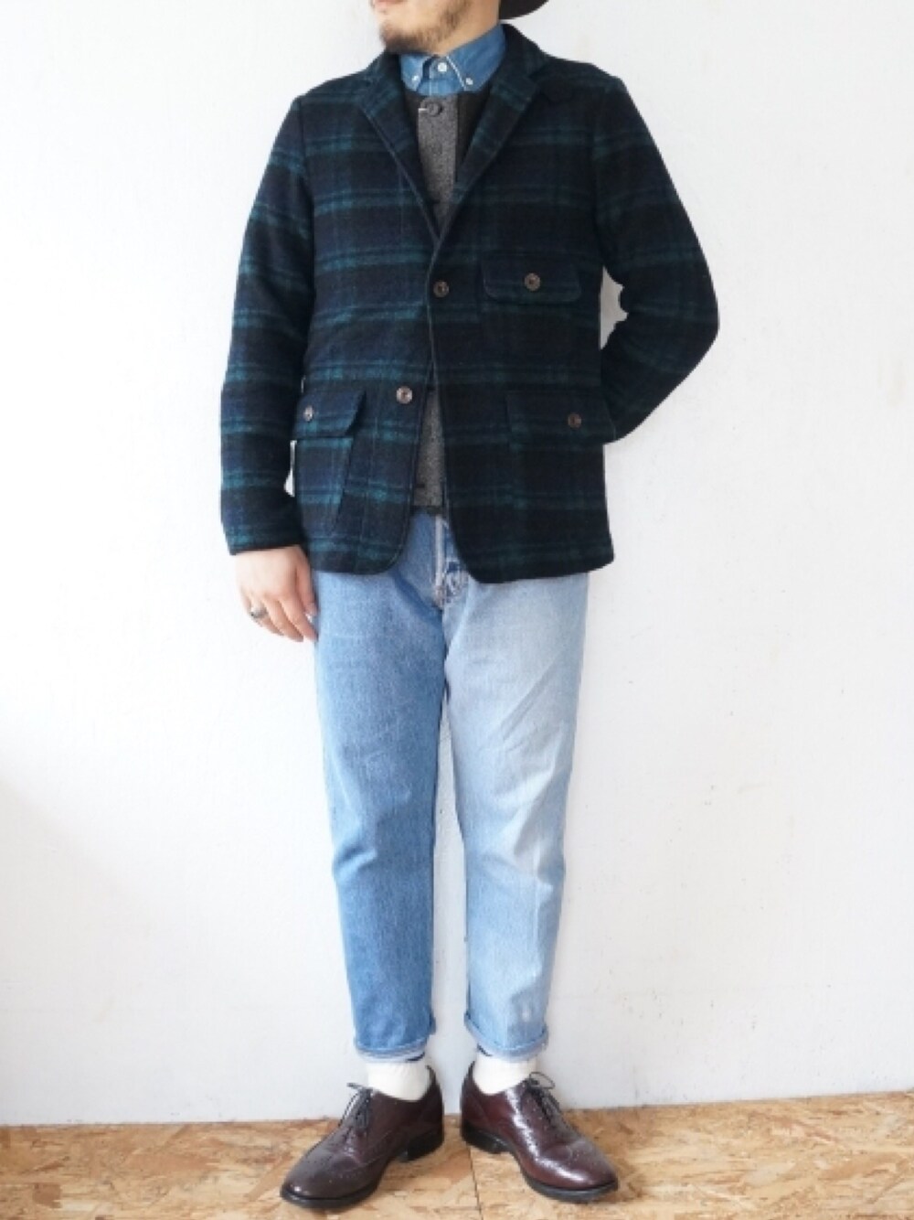 「テーラード、ブラックウォッチ、ジーンズ、デニムシャツ、今日のコーデ、今日の服」｜「Jackmanのアイテム（シャツ/ブラウス、ブルー系）」を使った、yoheiさん（メンズ・175cm）の秋コーディネートの1枚目の写真