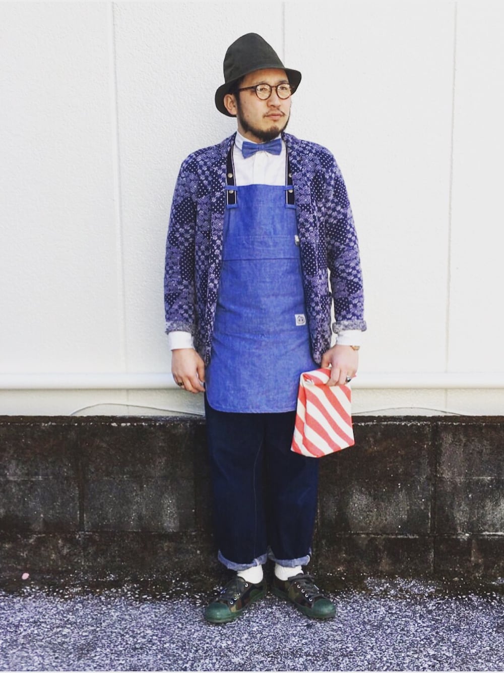 「春、スニーカーコーデ、シャツスタイル、テーラードジャケット、ベスト、今日のコーデ、今日の服、ハット」｜「RIDING HIGHのアイテム（テーラードジャケット、ブルー系）」を使った、yoheiさん（メンズ・175cm）の春コーディネートの1枚目の写真