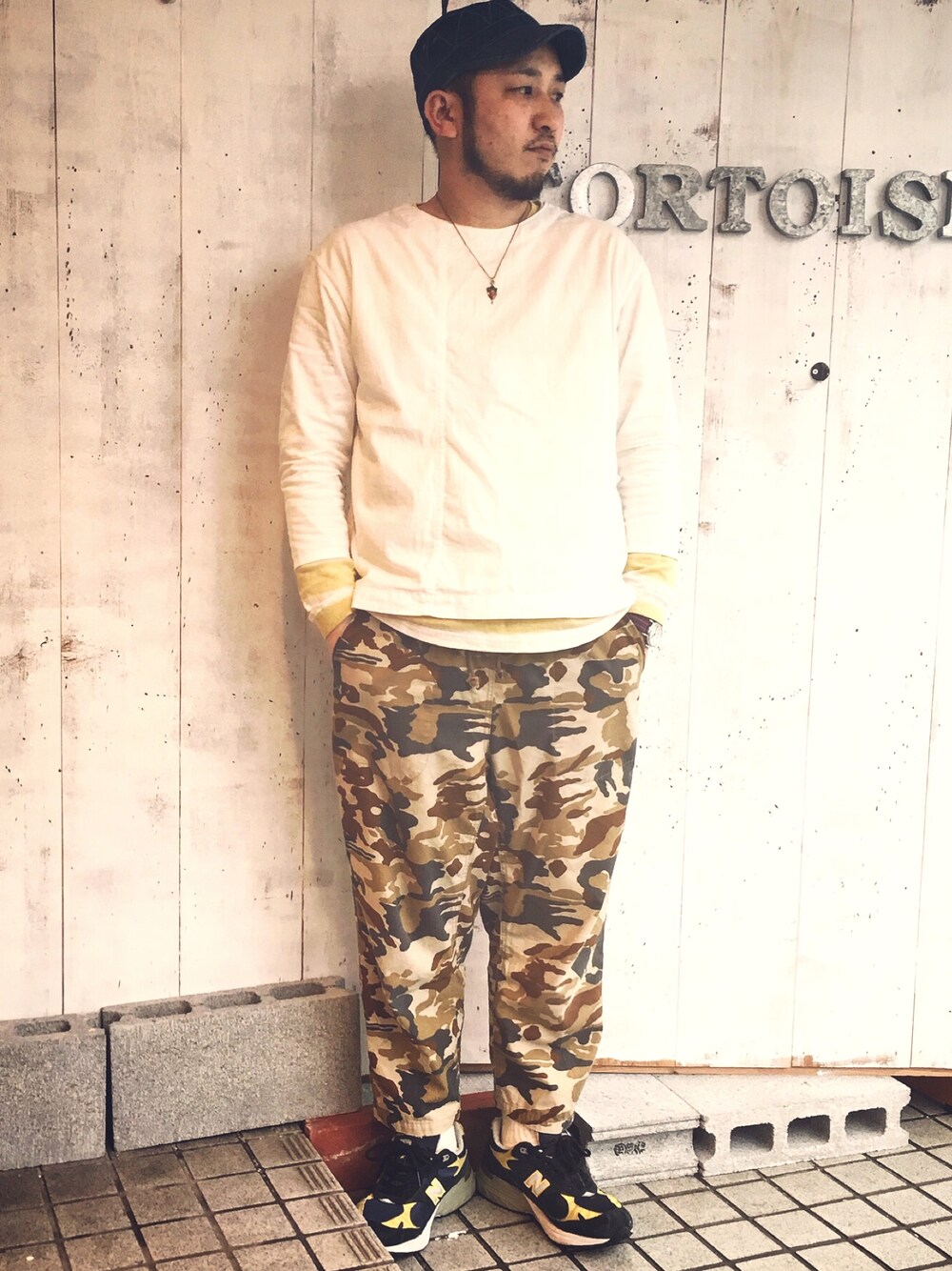 ホワイト系のTシャツ/カットソー、イエロー系のTシャツ/カットソー、その他のその他パンツを着用したメンズの春コーディネートの1枚目の写真