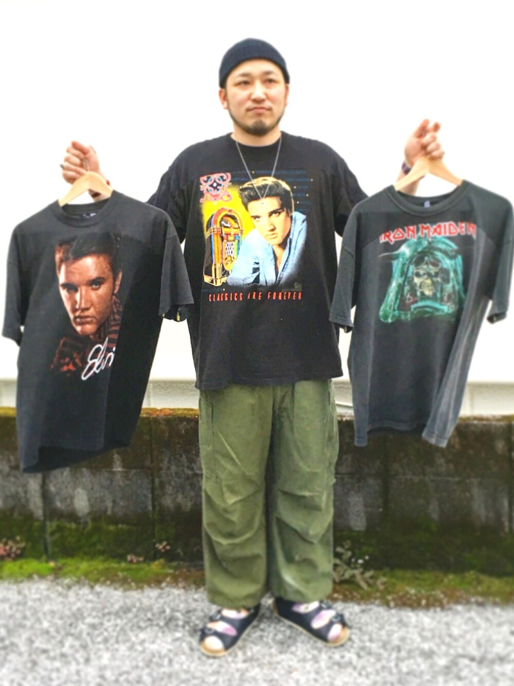 ブラック系のTシャツ/カットソー、グリーン系のカーゴパンツ、ブラック系のサンダルを着用したメンズの夏コーディネートの1枚目の写真