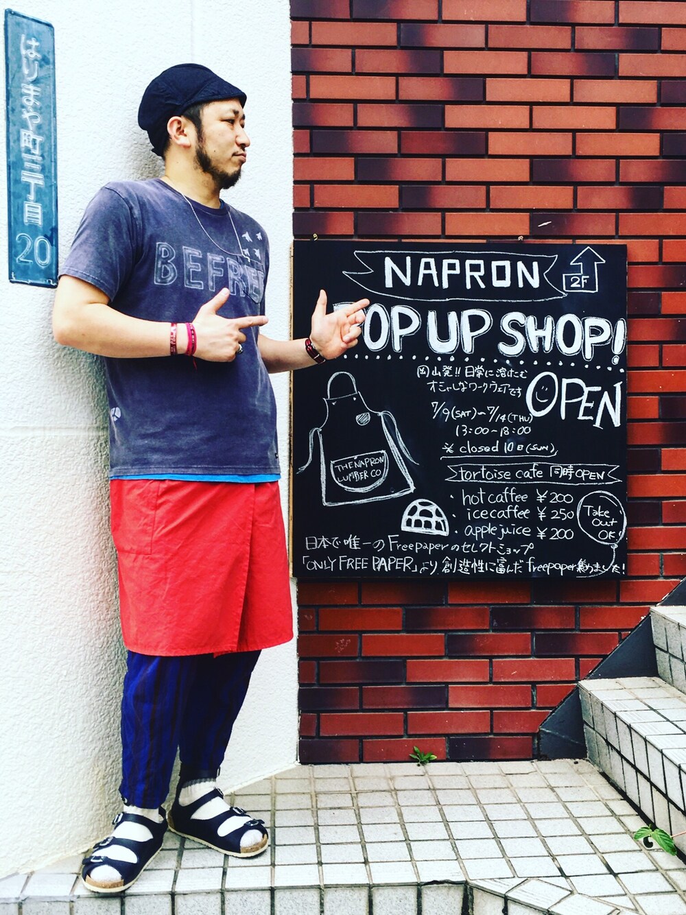ブルー系のサンダル、ブルー系のその他パンツ、ブルー系のTシャツ/カットソーを着用したメンズの夏コーディネートの1枚目の写真