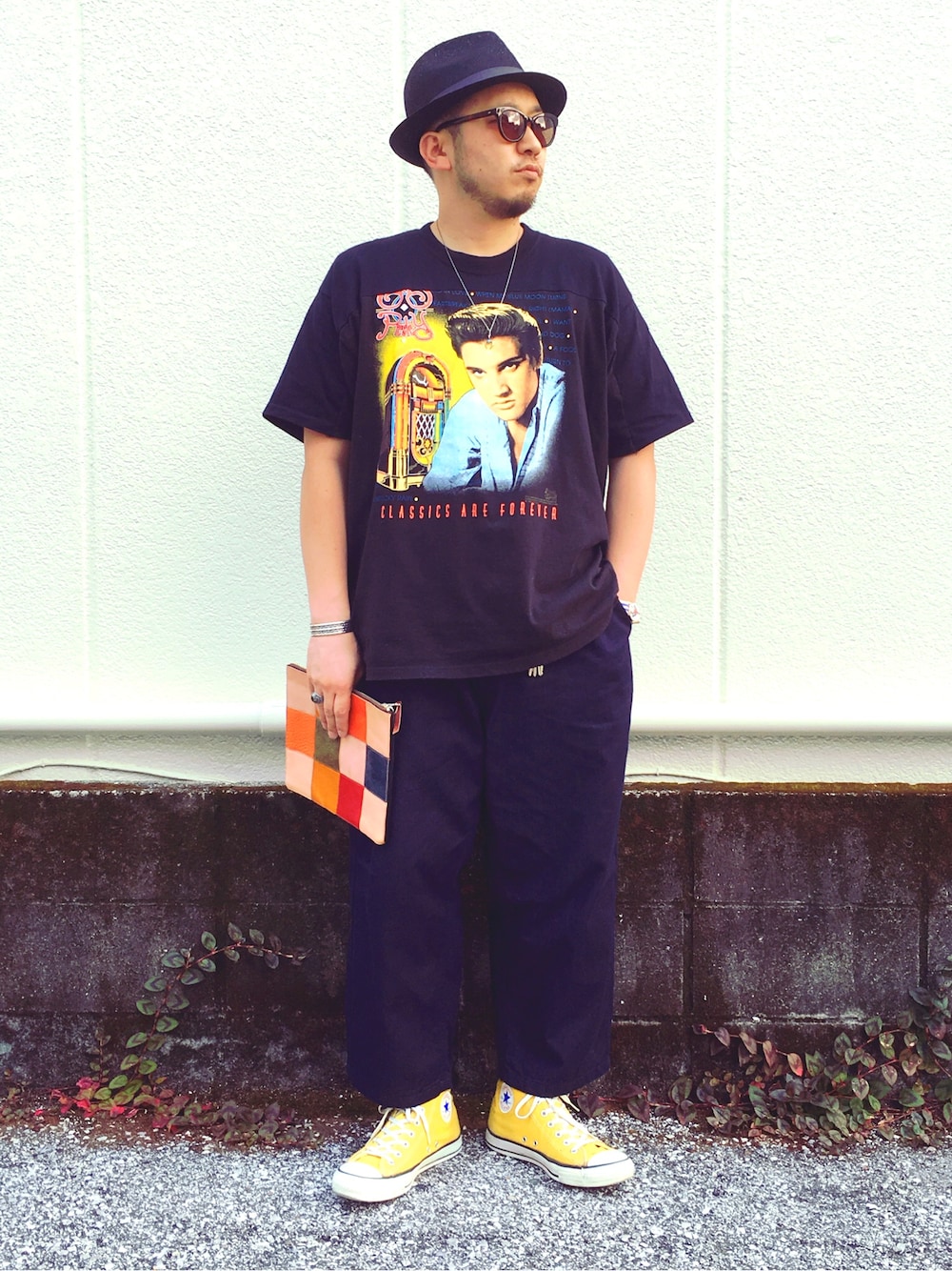 ブラック系のTシャツ/カットソー、ブルー系のその他パンツ、イエロー系のスニーカーを着用したメンズの夏コーディネートの1枚目の写真
