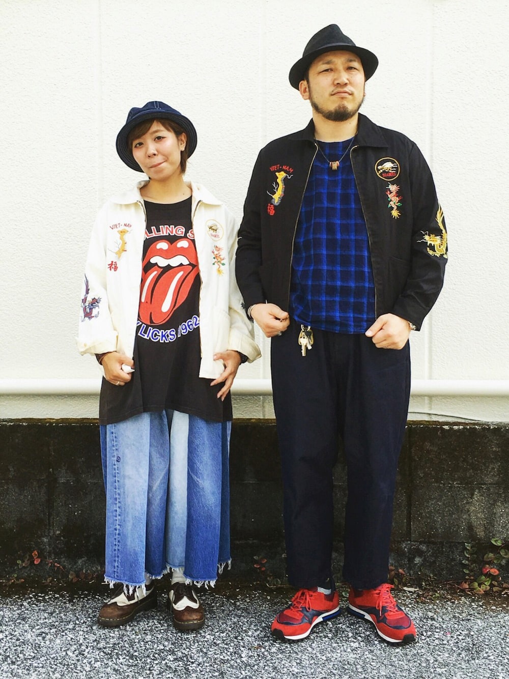 ブラック系のミリタリージャケット、ブルー系のTシャツ/カットソー、ブルー系のその他パンツを着用したメンズの夏コーディネートの1枚目の写真