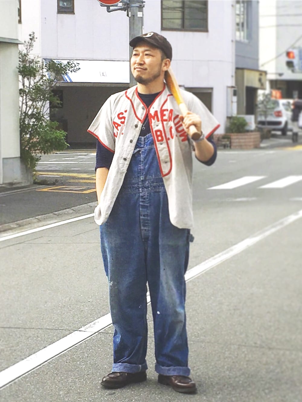 グレー系のシャツ/ブラウス、ブルー系のサロペット/オーバーオール、ブラウン系のドレスシューズを着用したメンズの秋コーディネートの1枚目の写真
