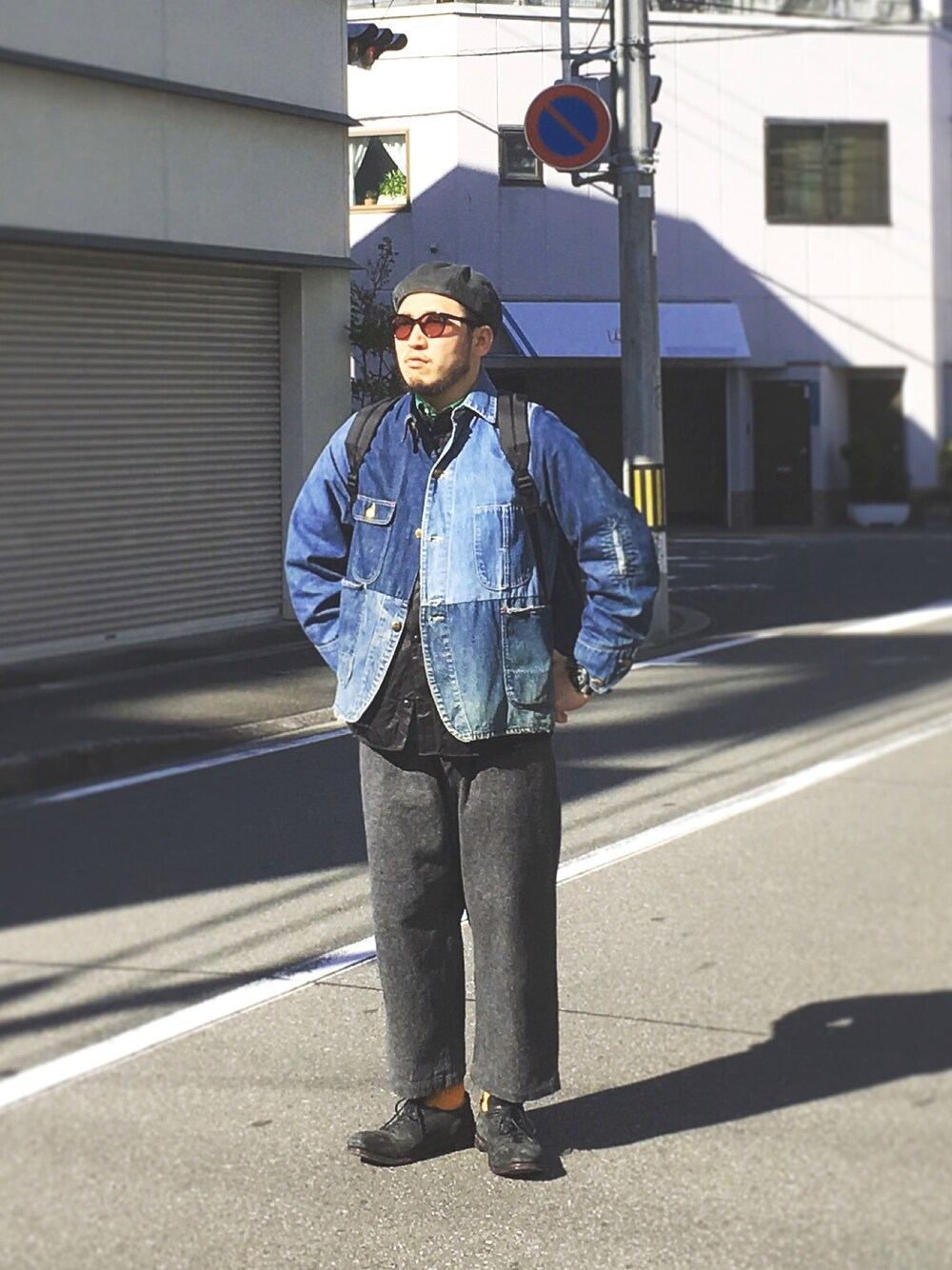 ブルー系のデニムジャケット、グレー系のその他パンツ、ブラック系のドレスシューズを着用したメンズの秋コーディネートの1枚目の写真