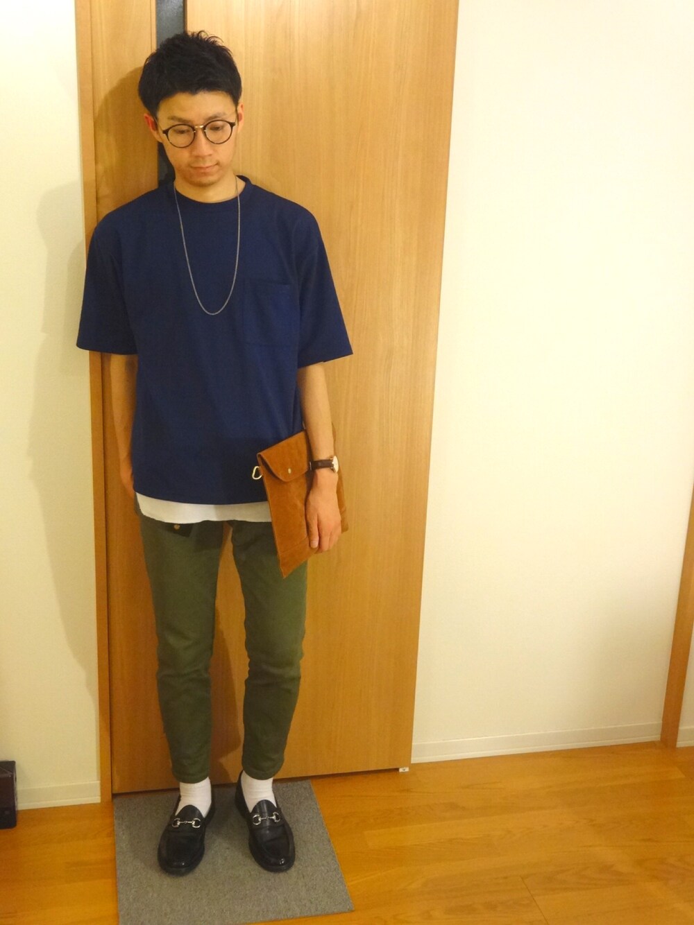 ブルー系のTシャツ/カットソー、ホワイト系のタンクトップ、イエロー系のクラッチバッグを着用したメンズの夏コーディネートの1枚目の写真